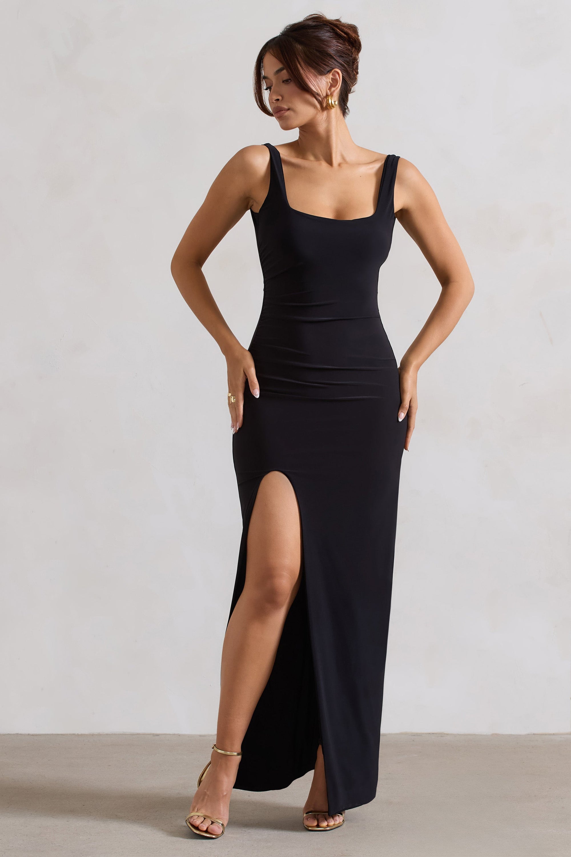 Kate | Schwarzes Maxikleid mit quadratischem Ausschnitt, tiefem Rückenausschnitt und seitlichem Beinschlitz