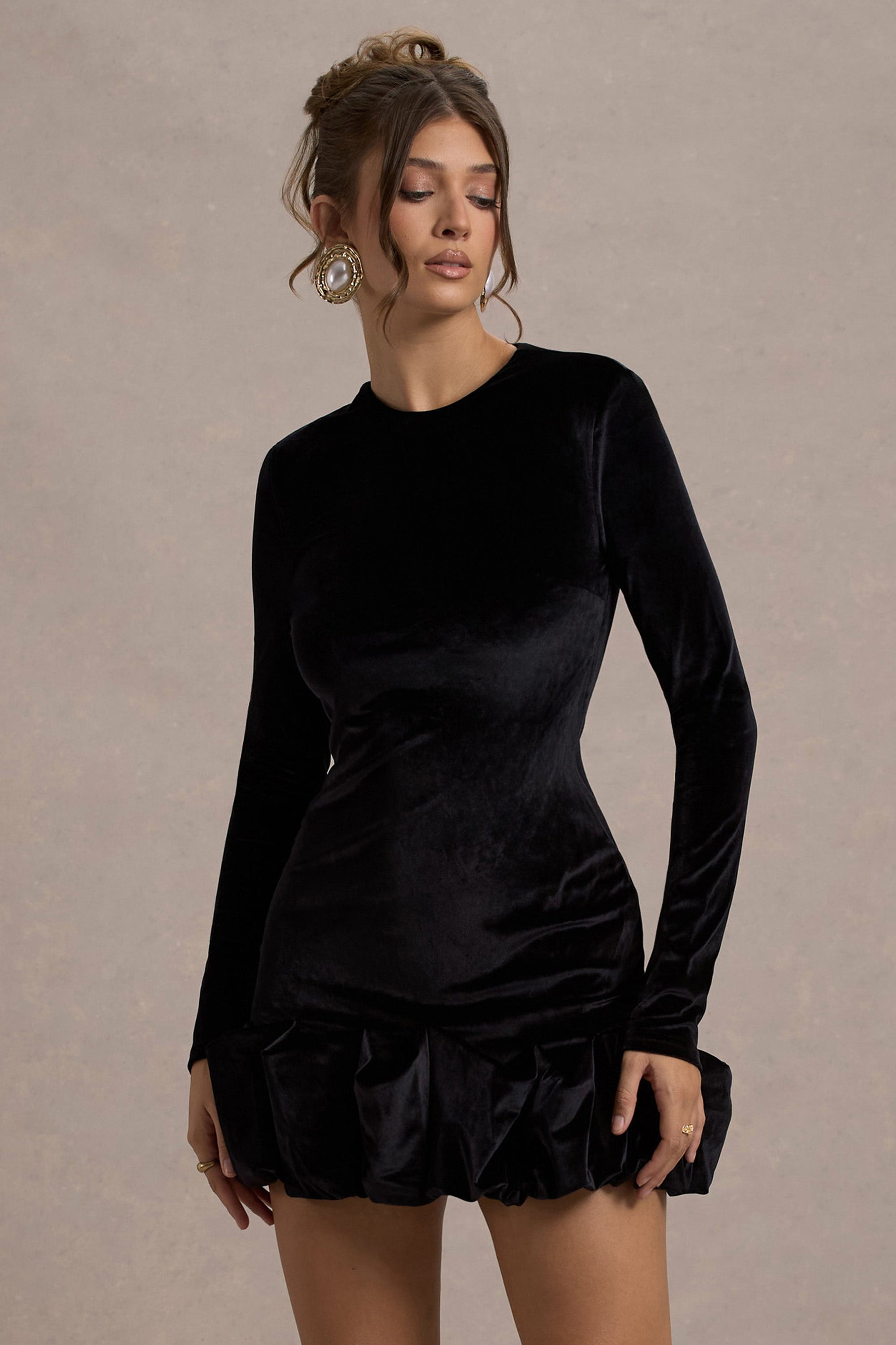 Claudine | Schwarzes Samt-Minikleid mit langen Ärmeln und Rüschen