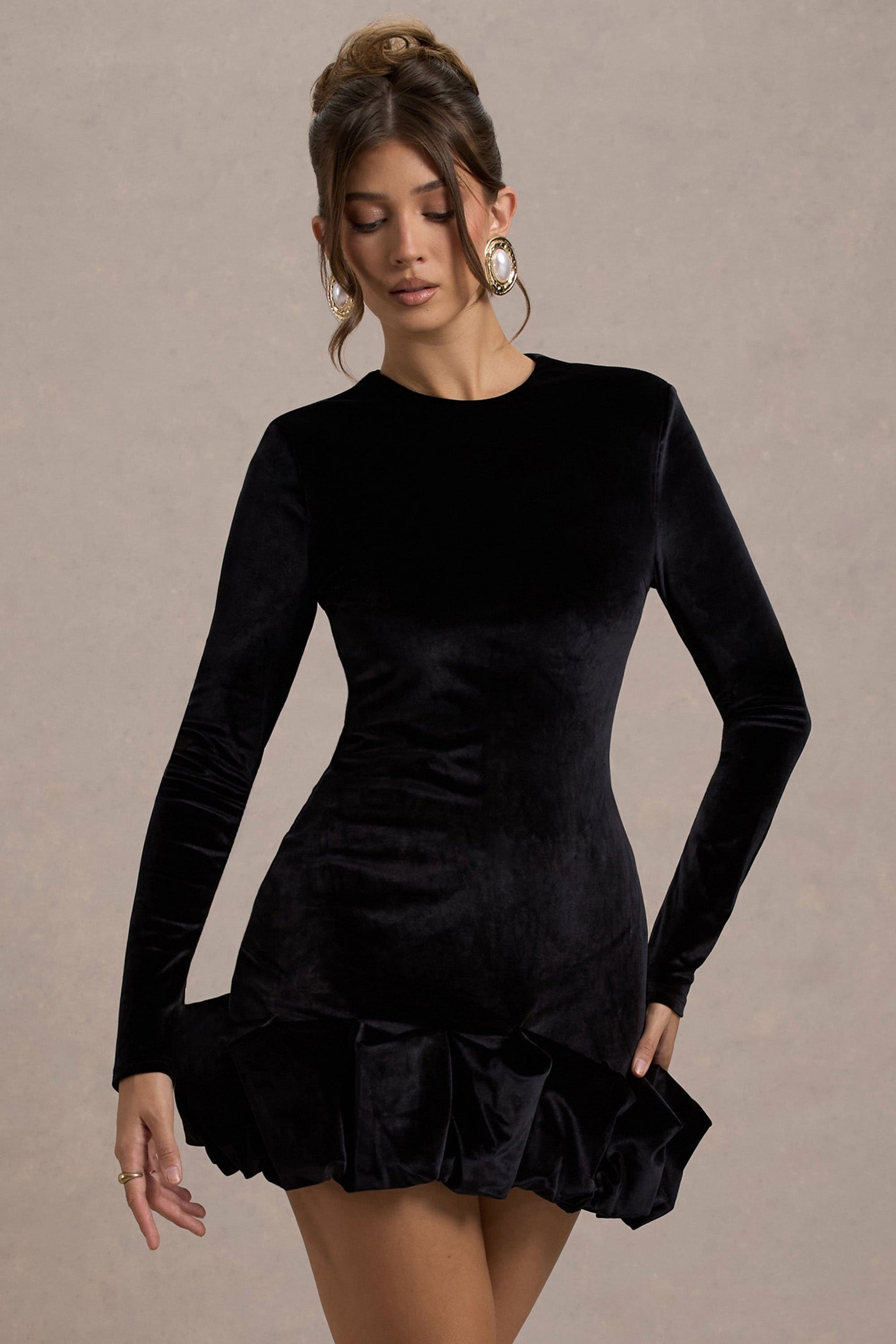 Claudine | Schwarzes Samt-Minikleid mit langen Ärmeln und Rüschen
