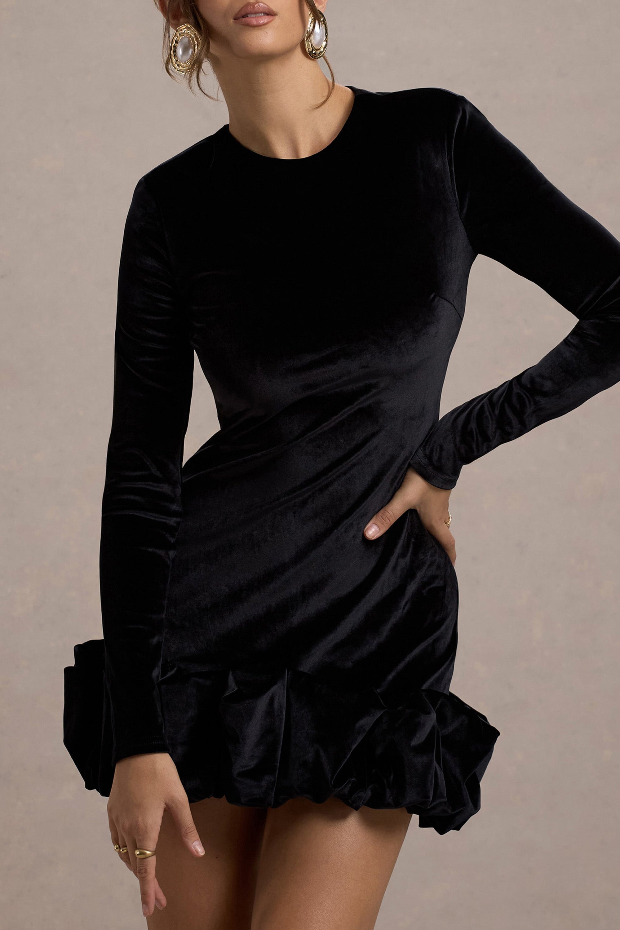 Claudine | Schwarzes Samt-Minikleid mit langen Ärmeln und Rüschen
