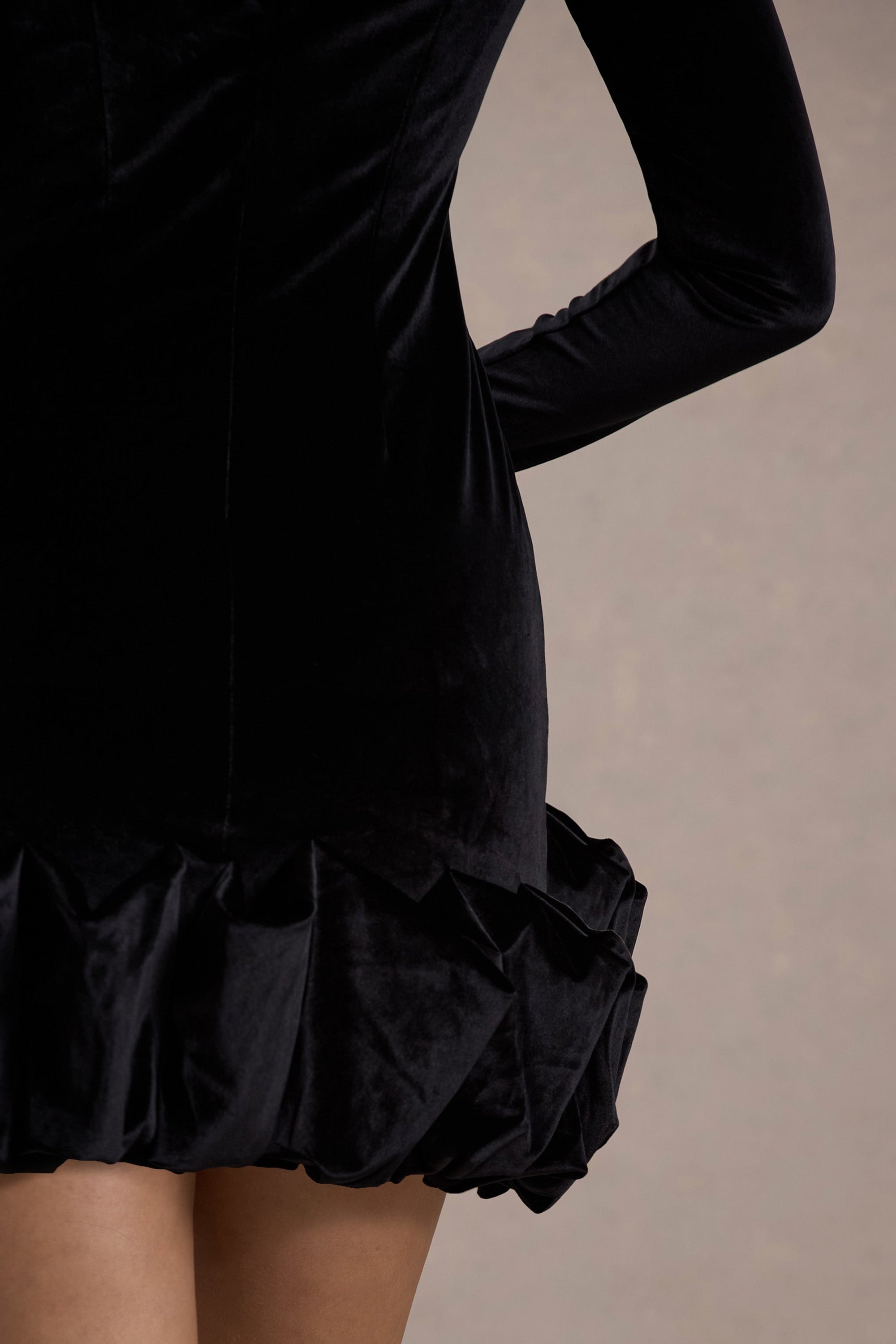 Claudine | Schwarzes Samt-Minikleid mit langen Ärmeln und Rüschen