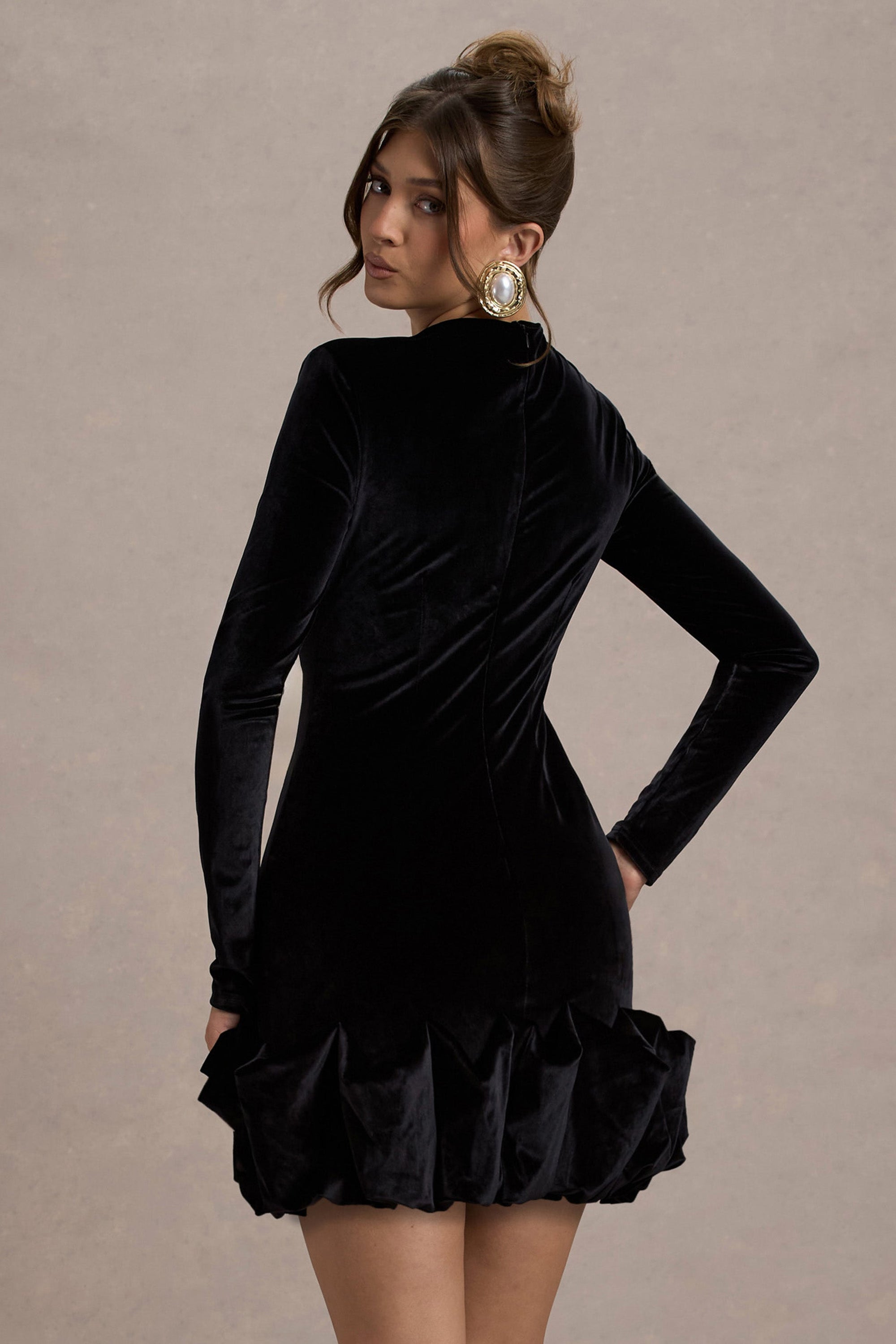 Claudine | Schwarzes Samt-Minikleid mit langen Ärmeln und Rüschen