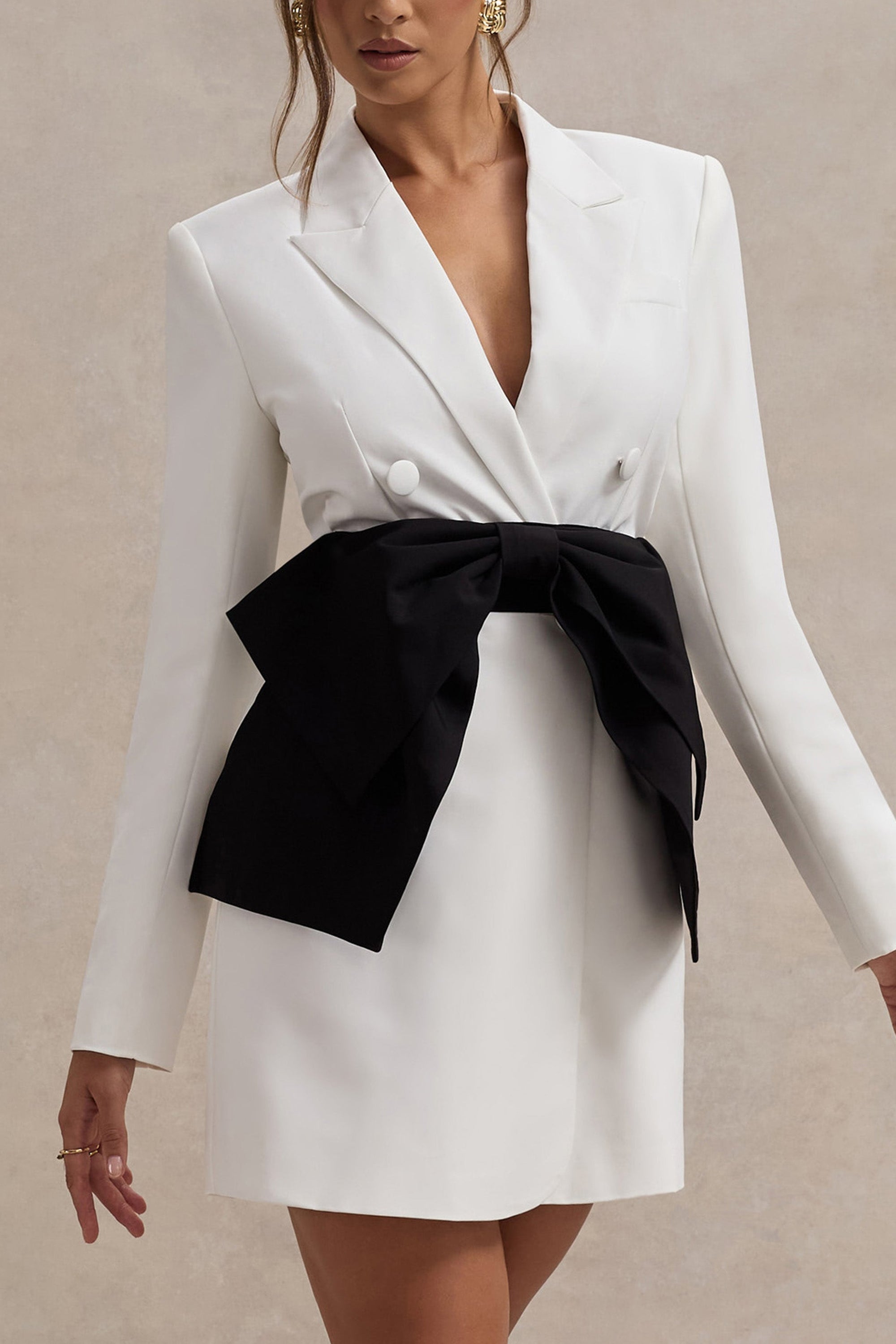 Prized | Weißes tailliertes Blazerkleid mit schwarzer Schleife