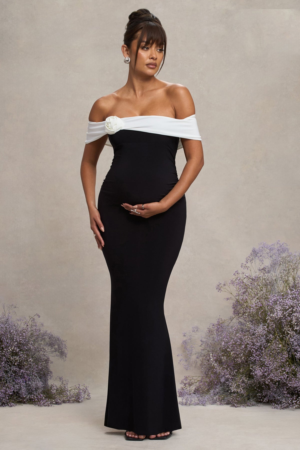 In Bloom | Schwarz-weißes Bardot-Umstands-Maxikleid mit Blumenmuster
