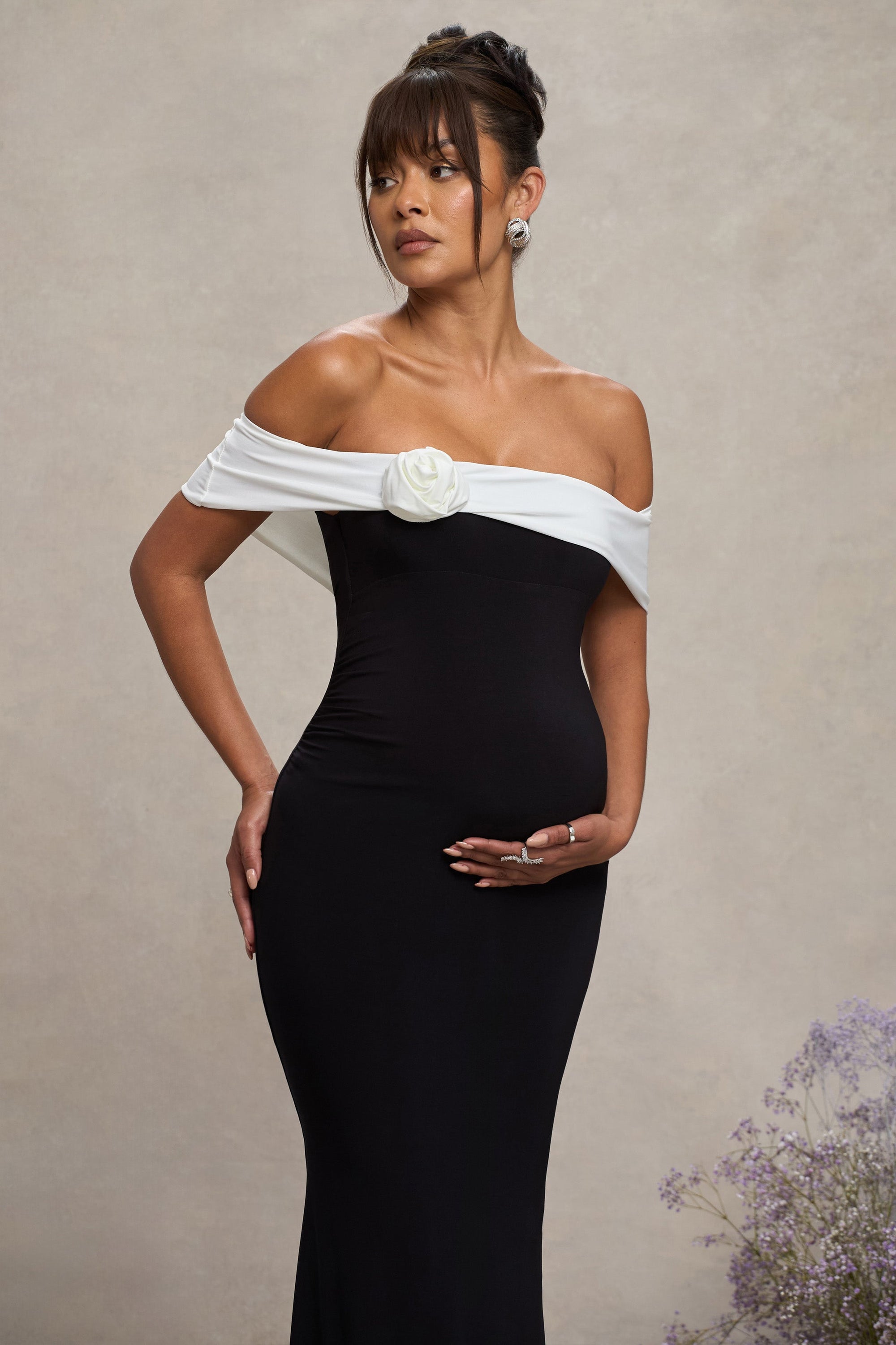In Bloom | Schwarz-weißes Bardot-Umstands-Maxikleid mit Blumenmuster