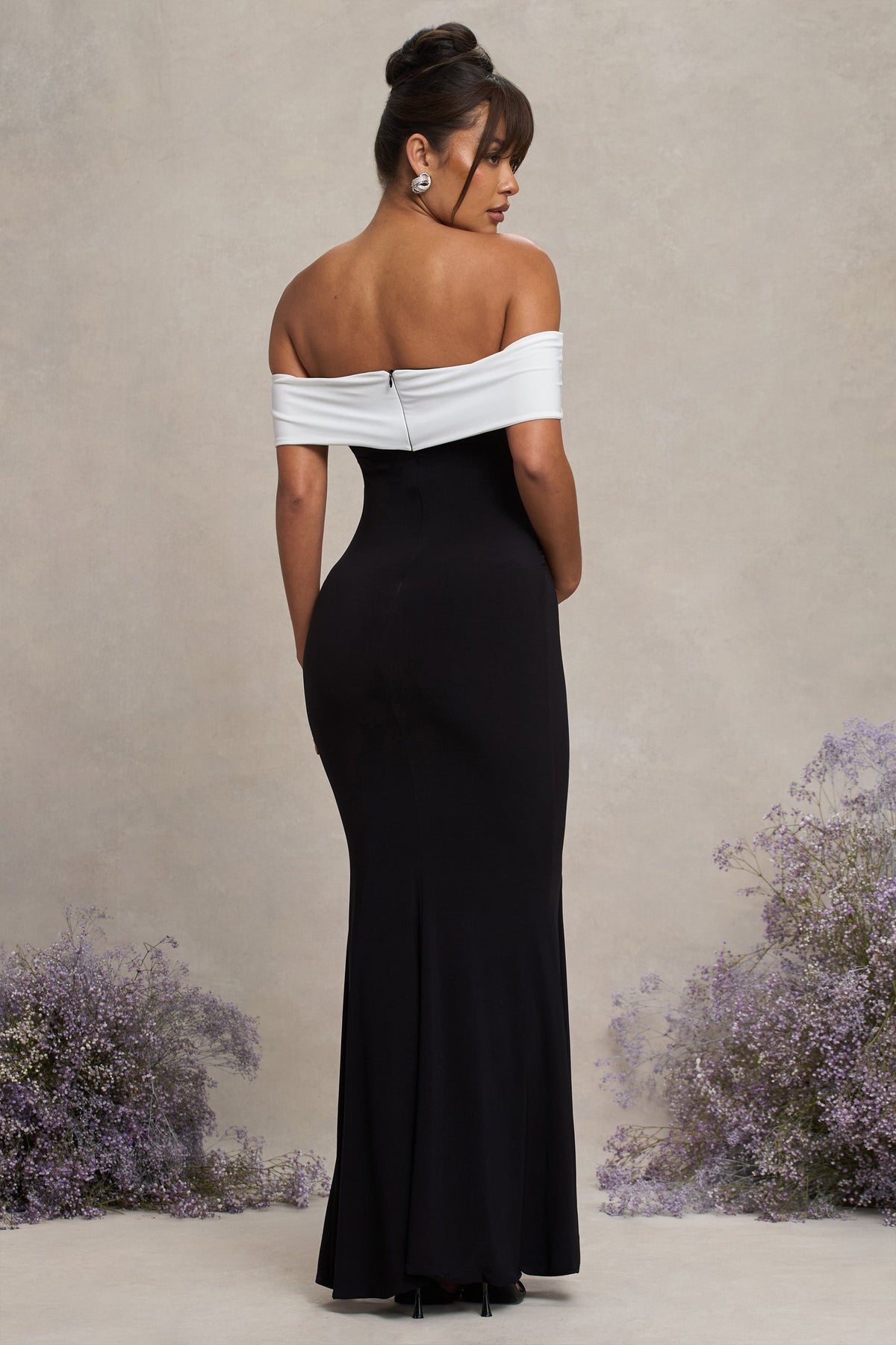In Bloom | Schwarz-weißes Bardot-Umstands-Maxikleid mit Blumenmuster