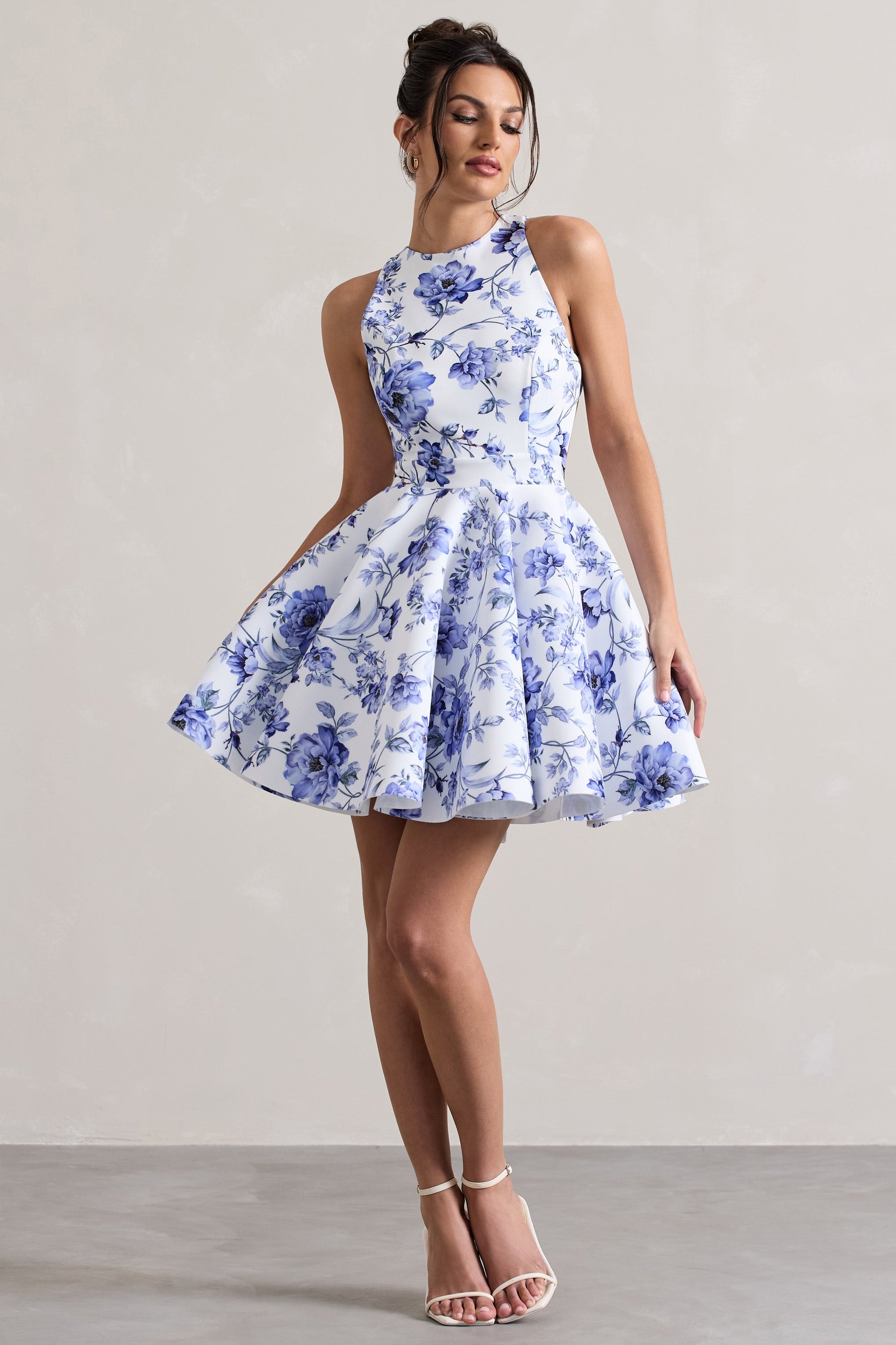 Waverly | Blaues Skater-Minikleid mit floralem Muster, Racer-Ausschnitt und offenem Rücken