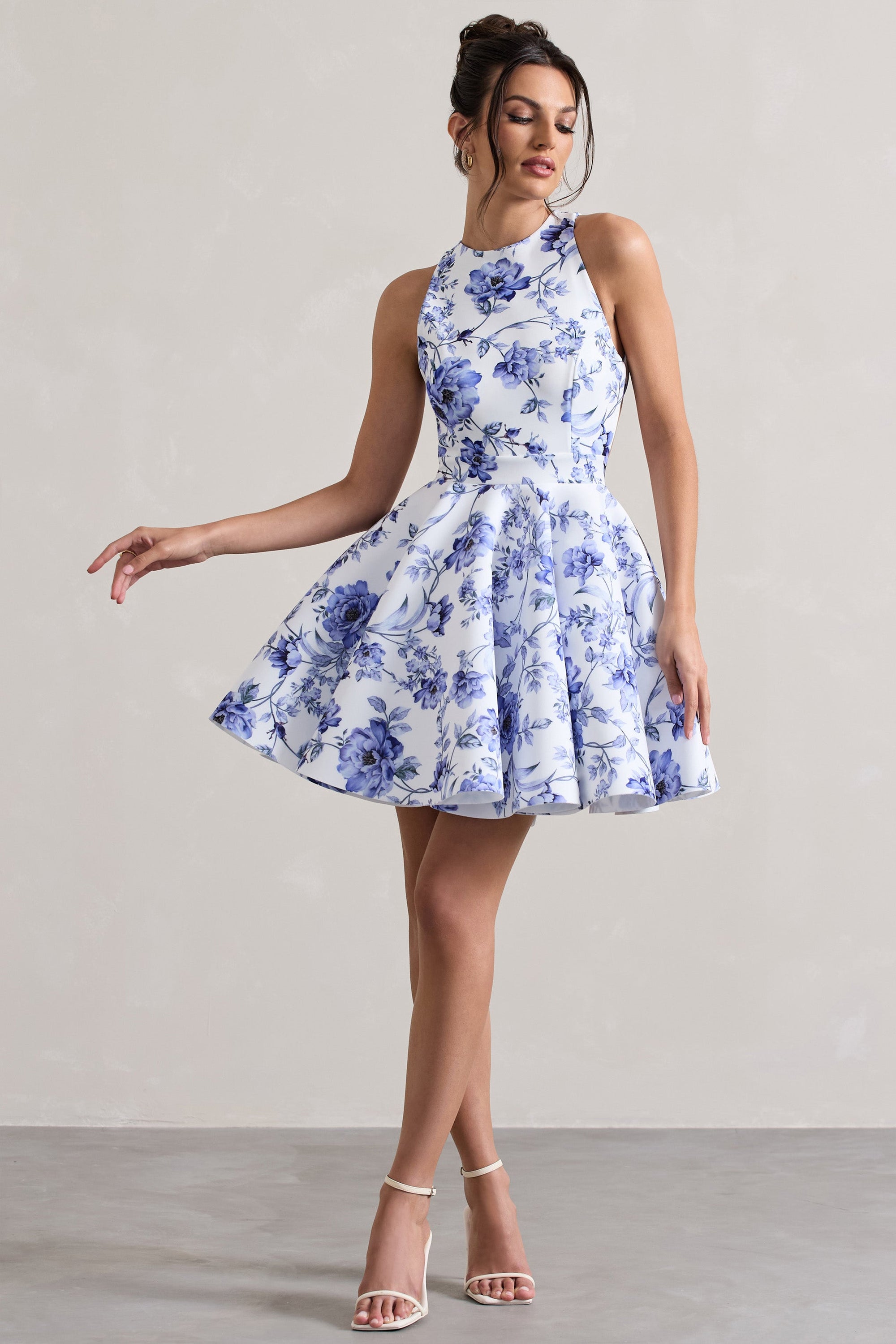 Waverly | Blaues Skater-Minikleid mit floralem Muster, Racer-Ausschnitt und offenem Rücken