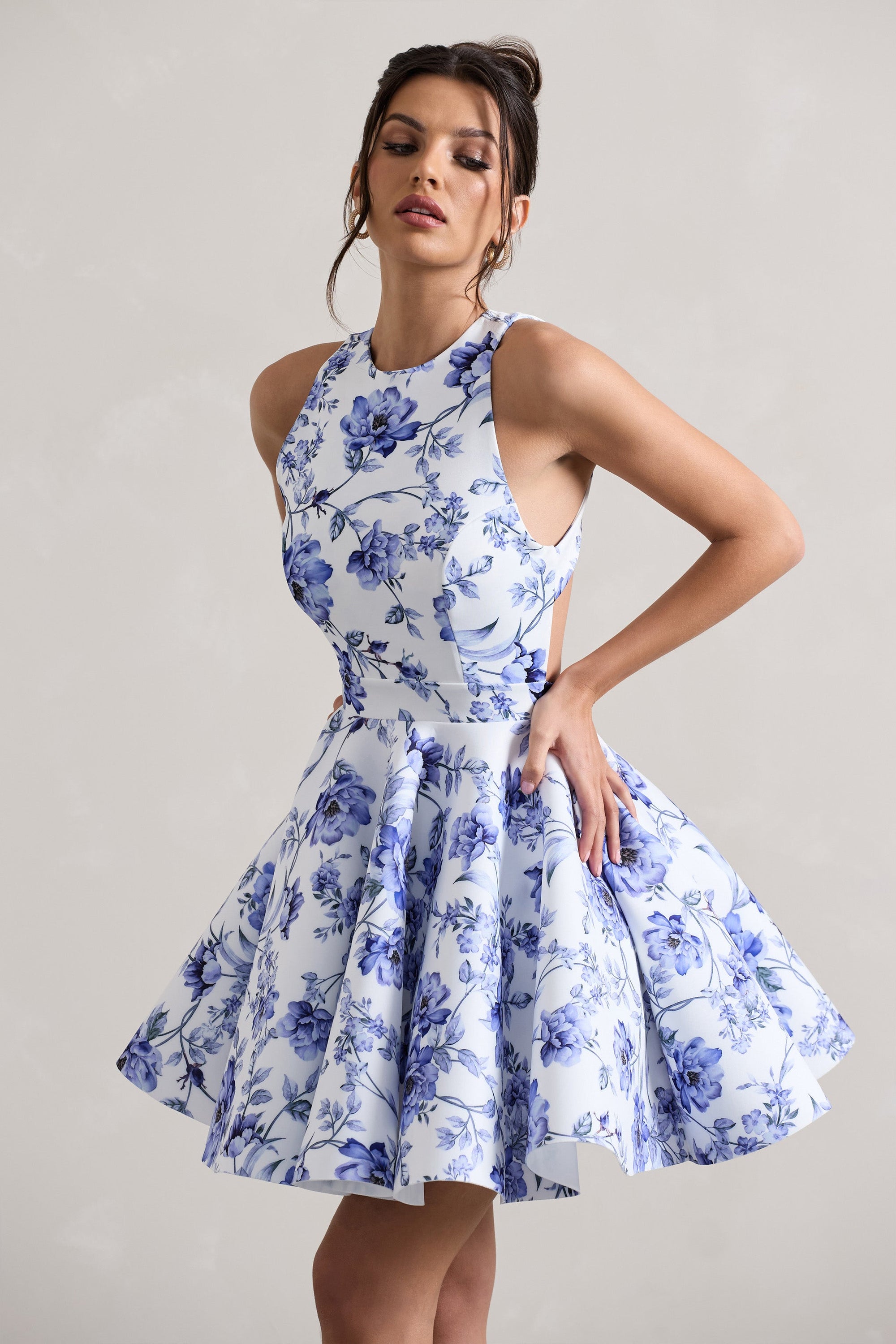 Waverly | Blaues Skater-Minikleid mit floralem Muster, Racer-Ausschnitt und offenem Rücken