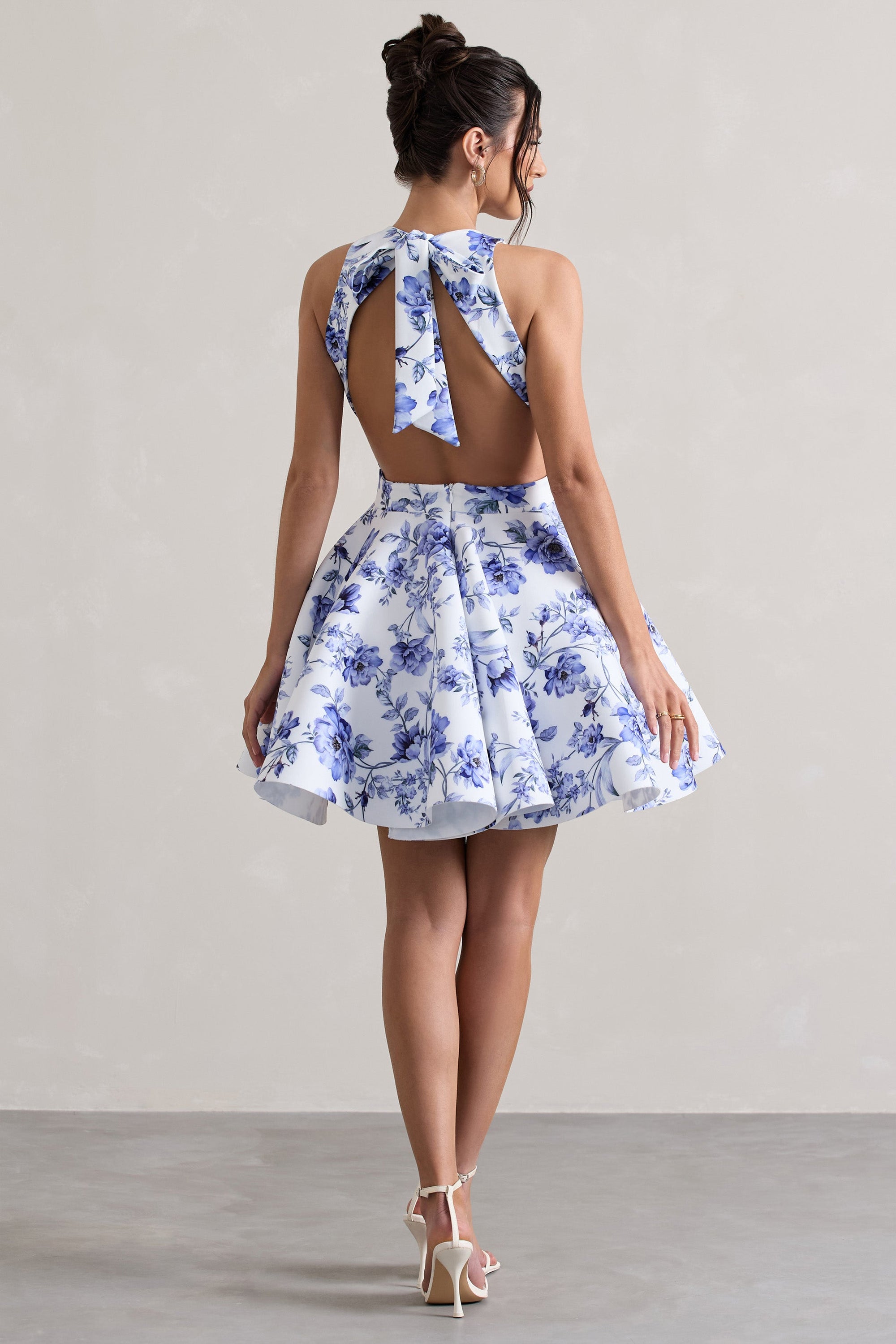 Waverly | Blaues Skater-Minikleid mit floralem Muster, Racer-Ausschnitt und offenem Rücken