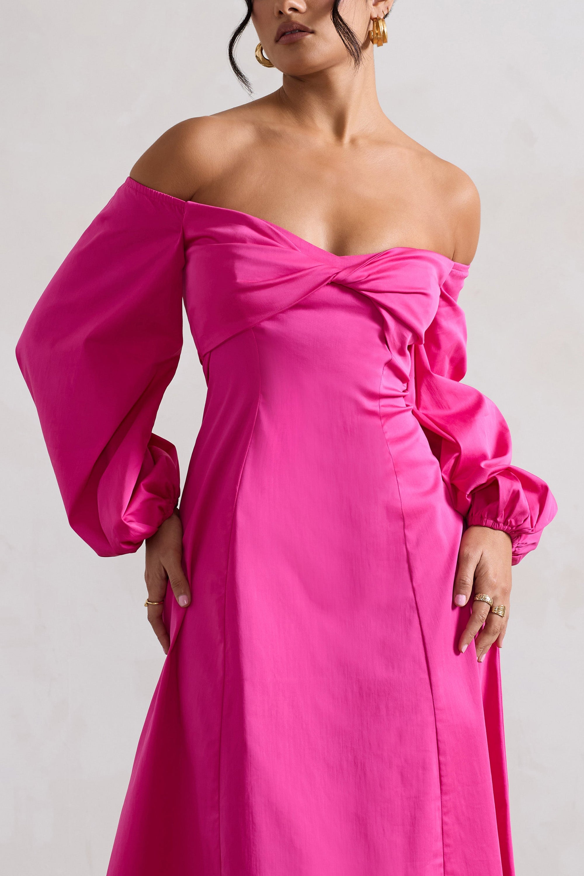 Santino | Rosa Midikleid mit gedrehtem Bardot-Ausschnitt und Puffärmeln