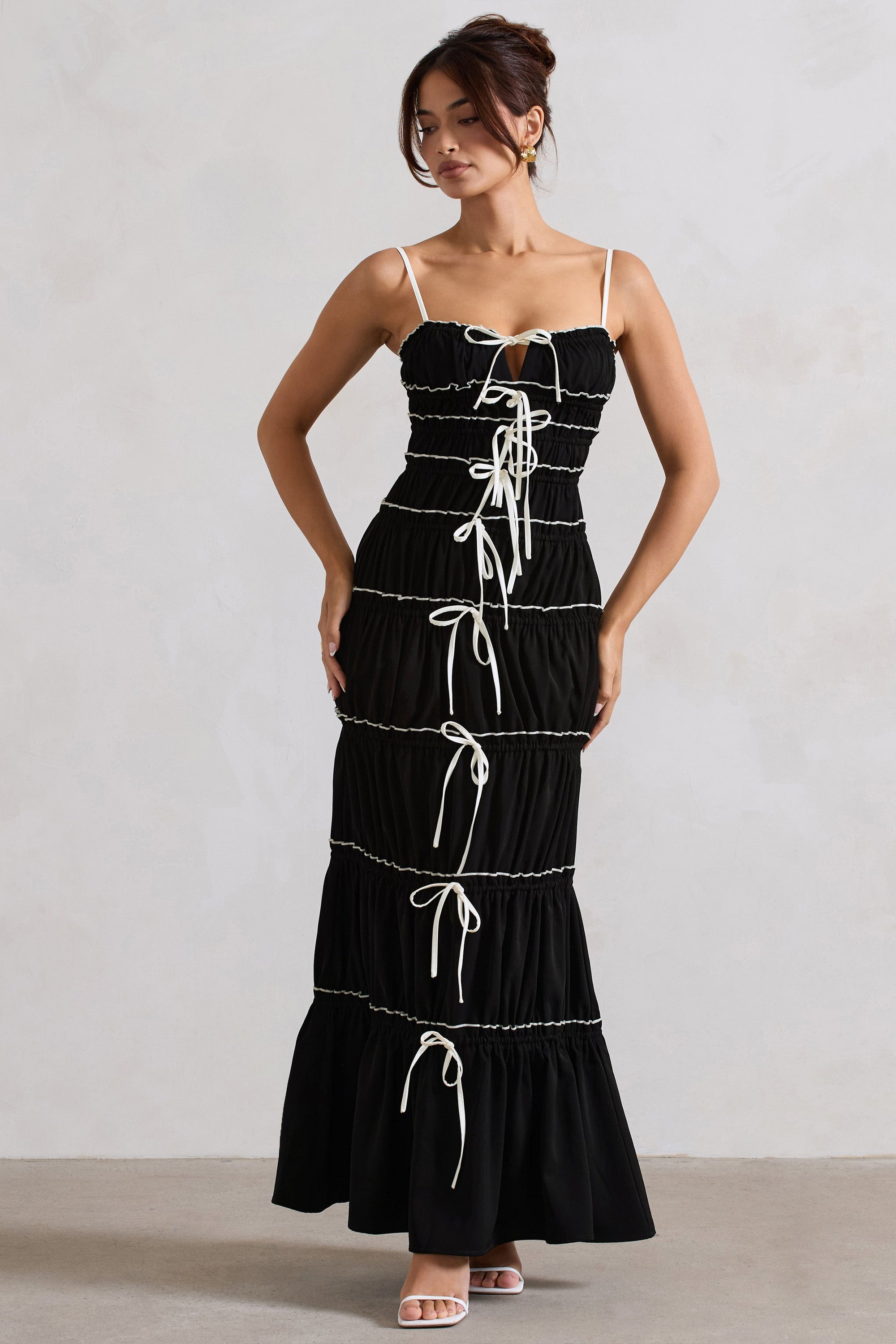 Summer Breeze | Schwarzes Maxikleid mit Trägern und gerafftem Stufenrock
