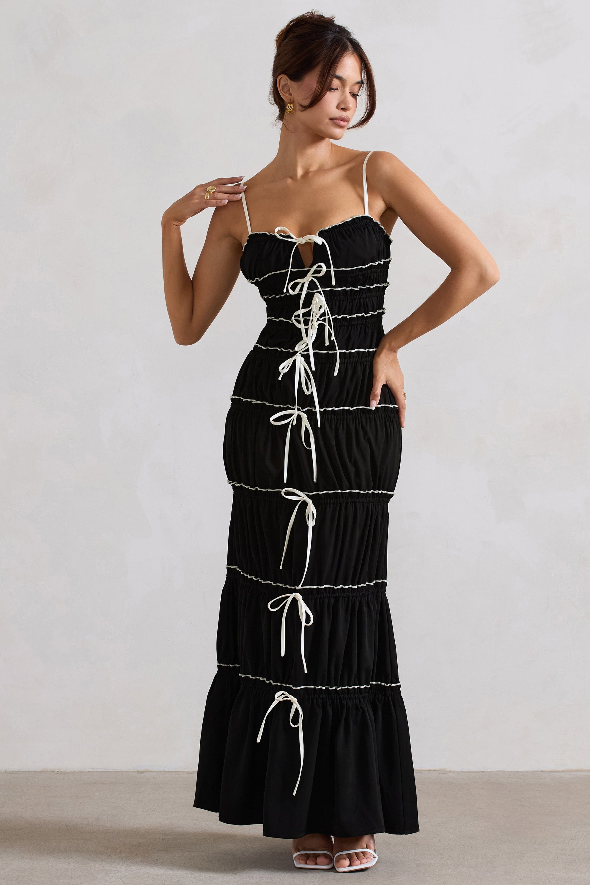 Summer Breeze | Schwarzes Maxikleid mit Trägern und gerafftem Stufenrock