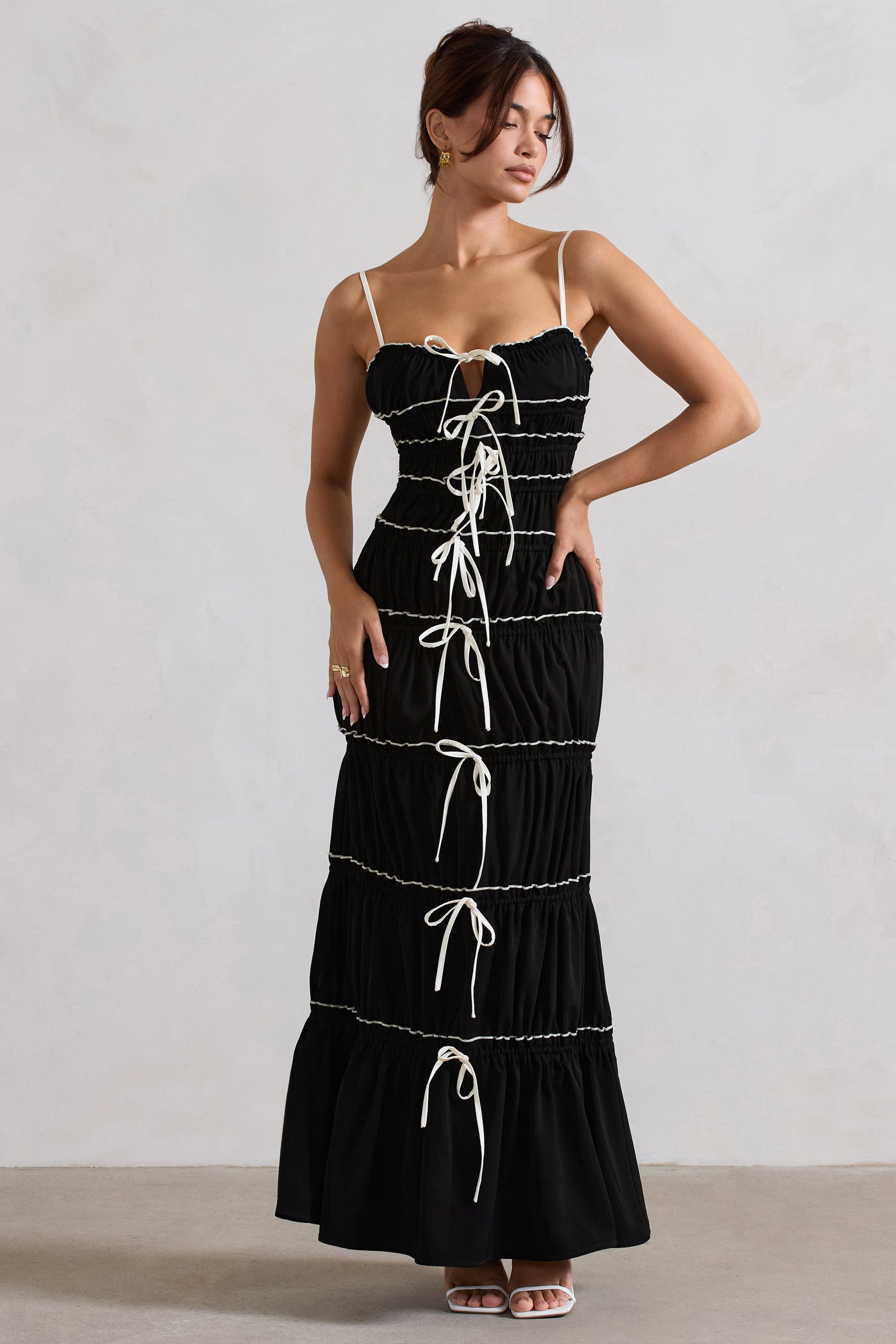 Summer Breeze | Schwarzes Maxikleid mit Trägern und gerafftem Stufenrock