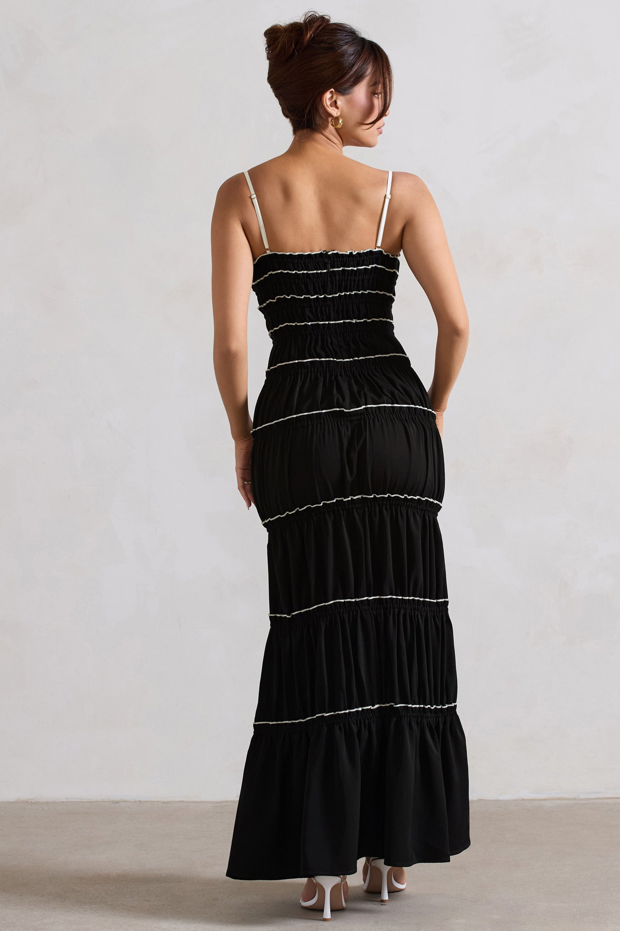 Summer Breeze | Schwarzes Maxikleid mit Trägern und gerafftem Stufenrock
