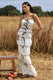 Summer Breeze | Weißes Maxikleid mit Trägern und gerafftem Stufendesign