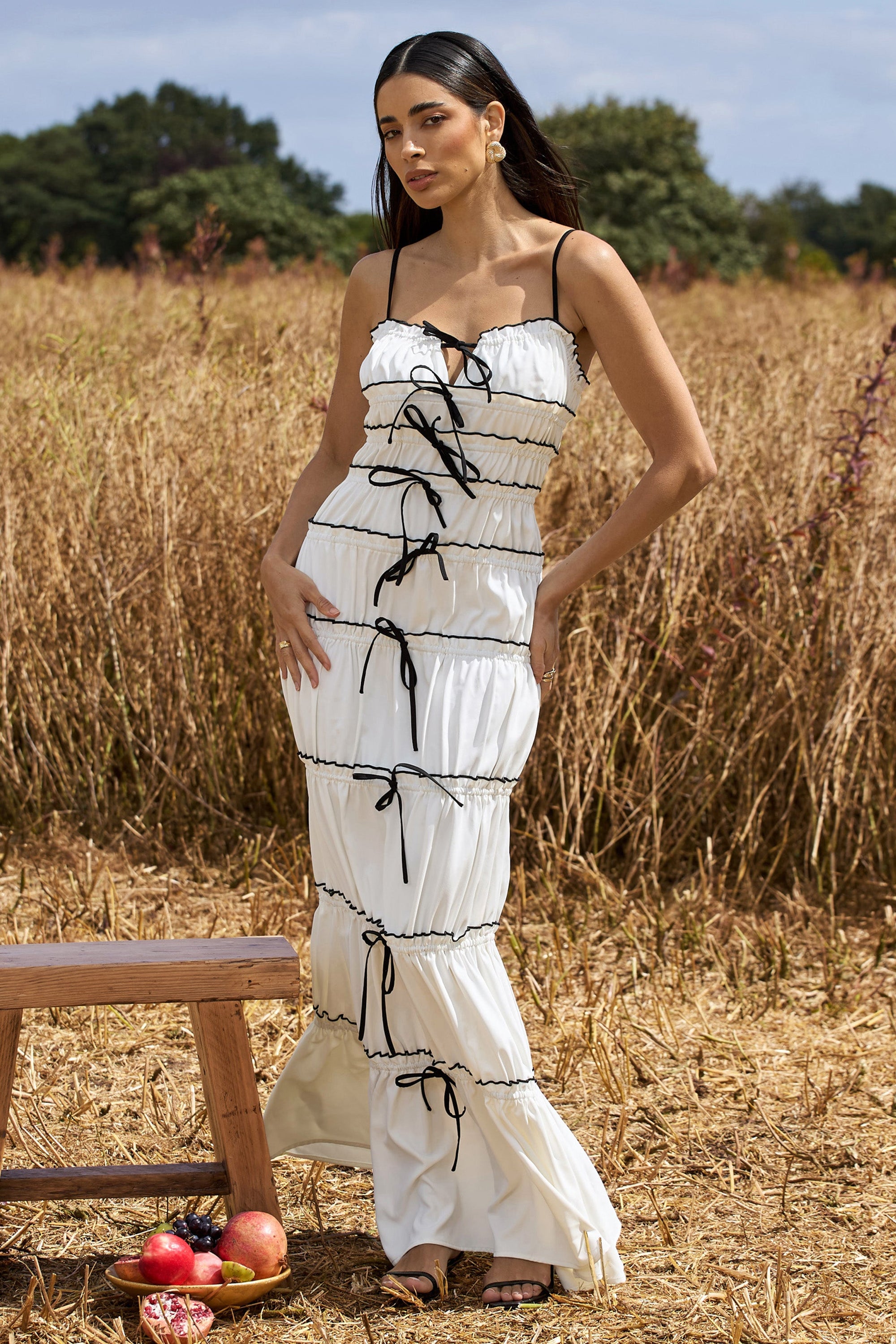 Summer Breeze | Weißes Maxikleid mit Trägern und gerafftem Stufendesign
