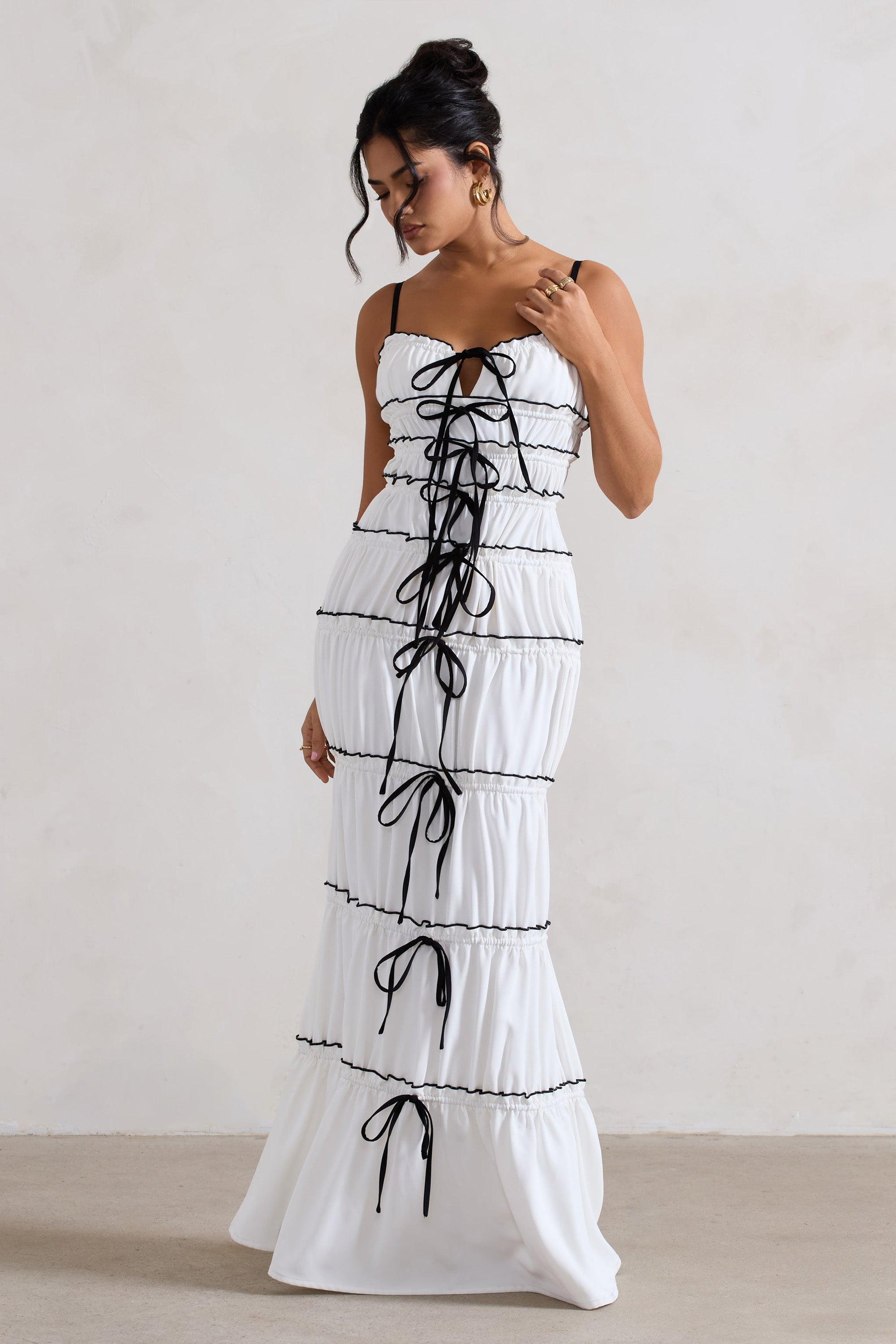 Summer Breeze | Weißes Maxikleid mit Trägern und gerafftem Stufendesign
