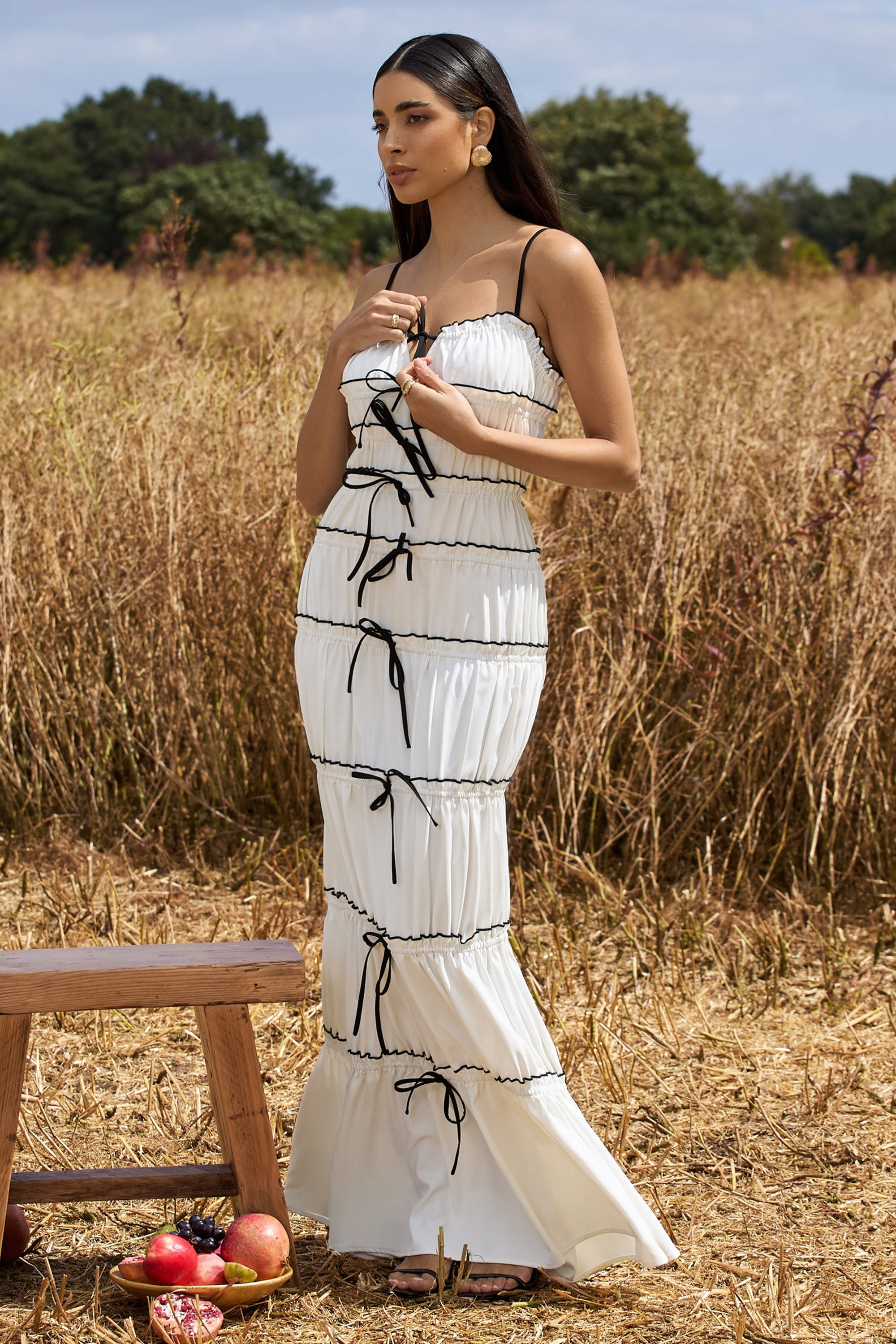 Summer Breeze | Weißes Maxikleid mit Trägern und gerafftem Stufendesign