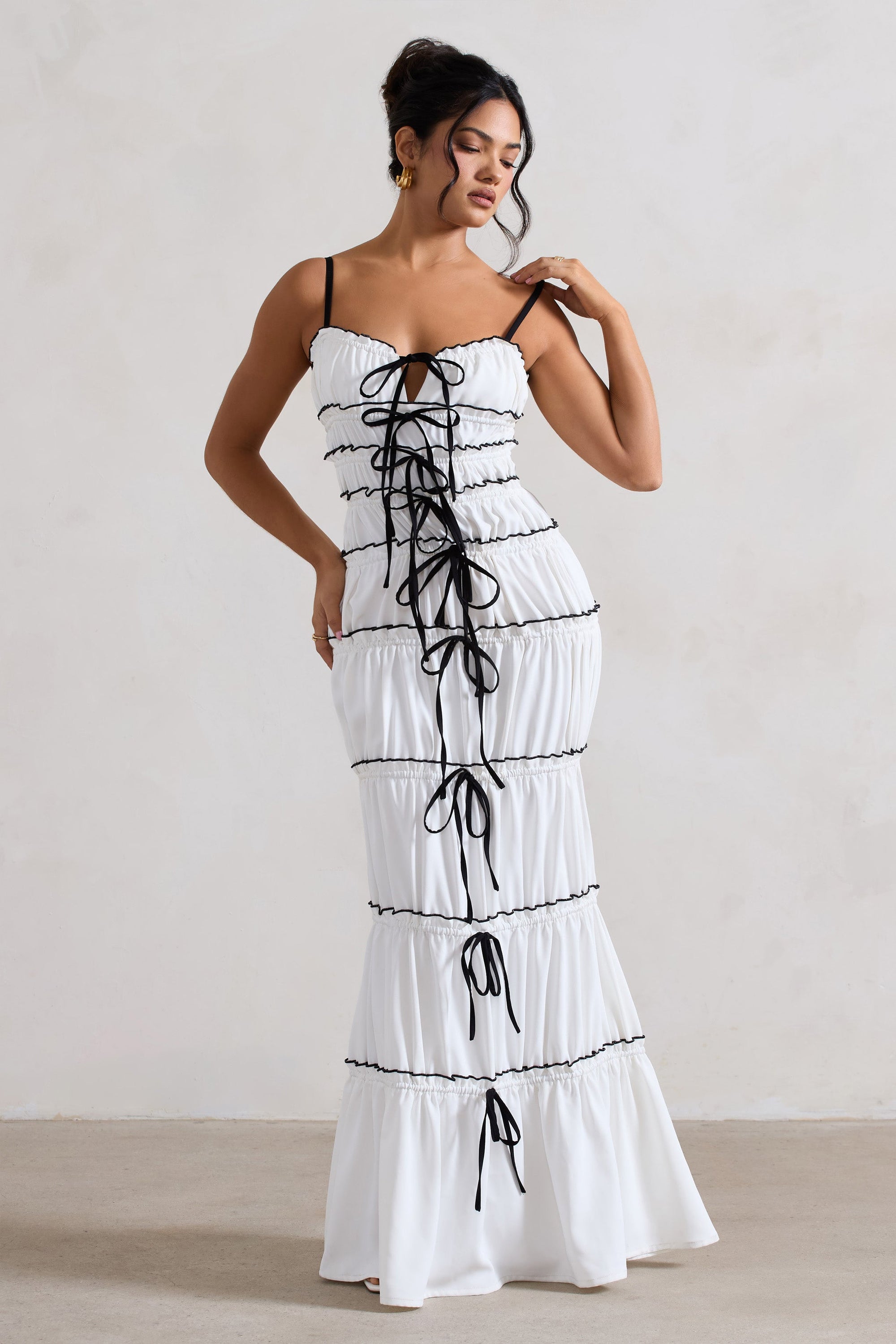 Summer Breeze | Weißes Maxikleid mit Trägern und gerafftem Stufendesign