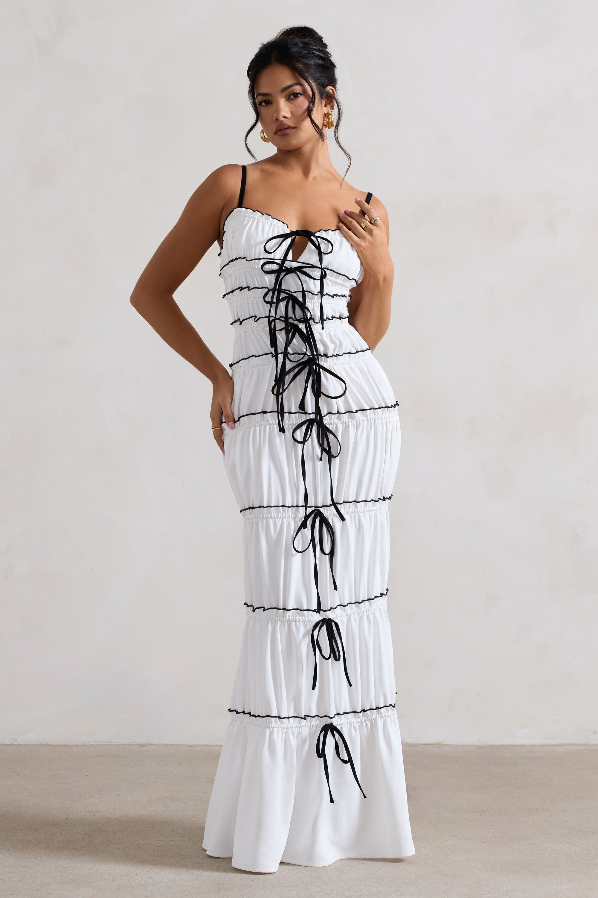 Summer Breeze | Weißes Maxikleid mit Trägern und gerafftem Stufendesign