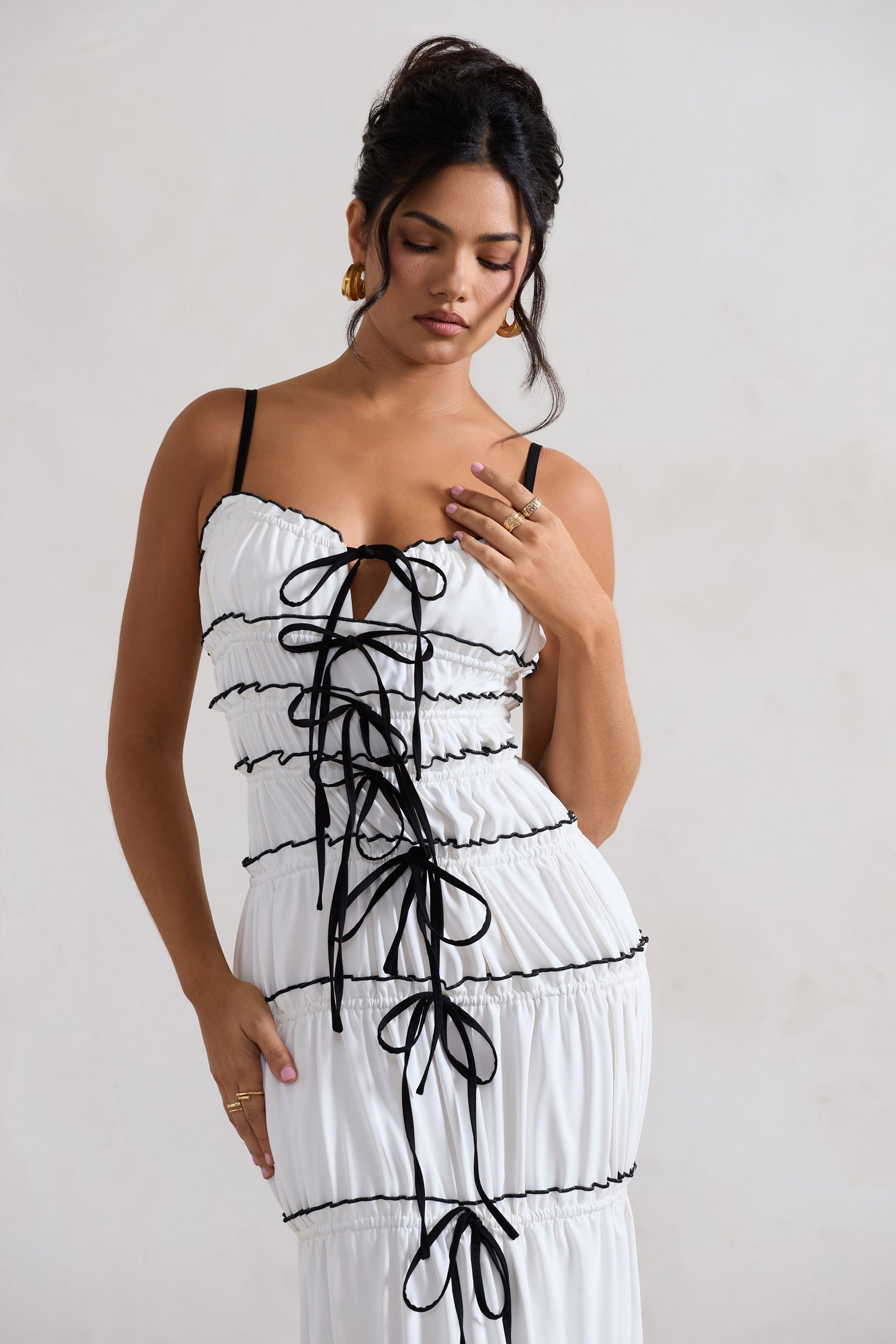 Summer Breeze | Weißes Maxikleid mit Trägern und gerafftem Stufendesign