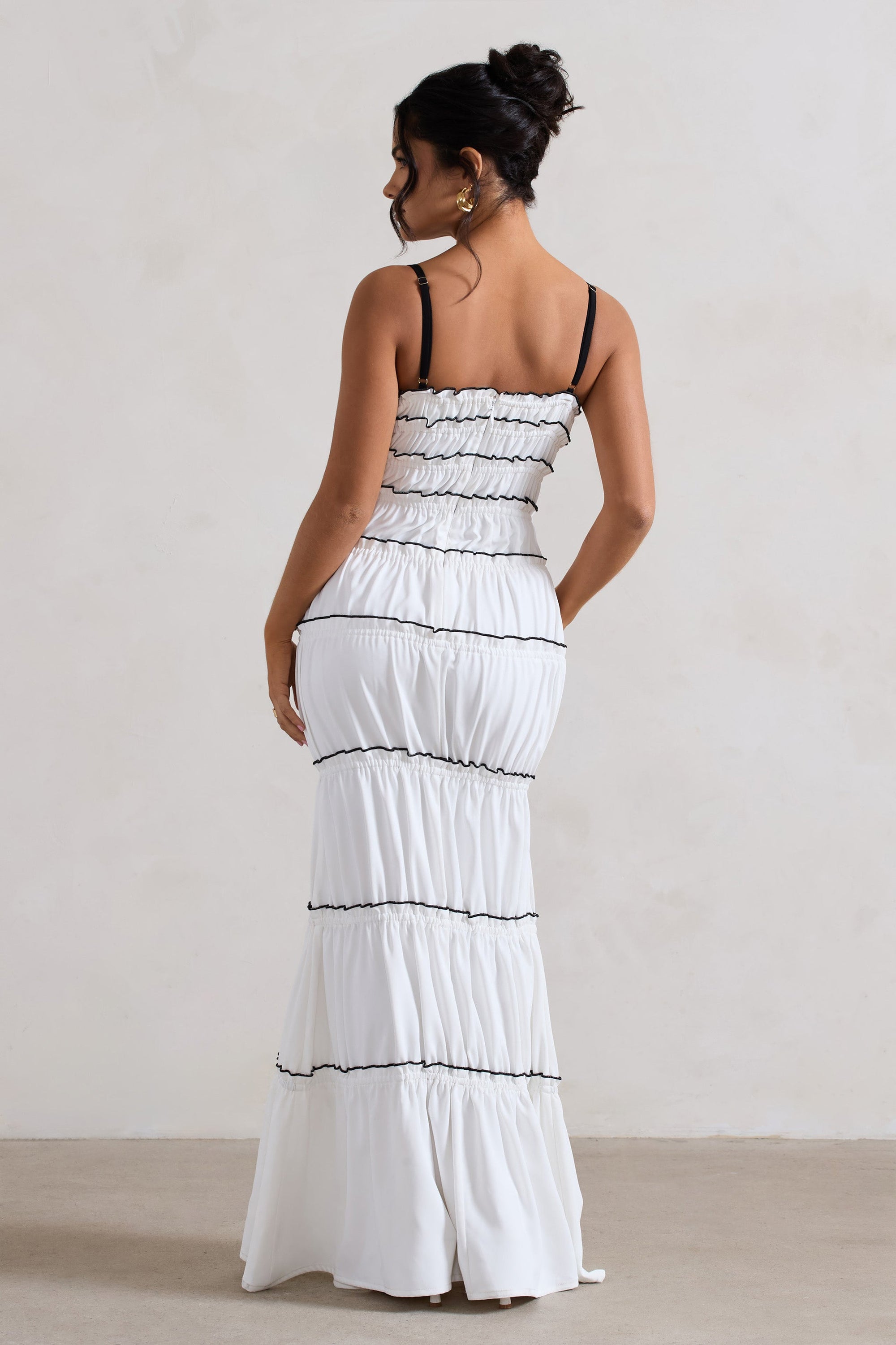 Summer Breeze | Weißes Maxikleid mit Trägern und gerafftem Stufendesign