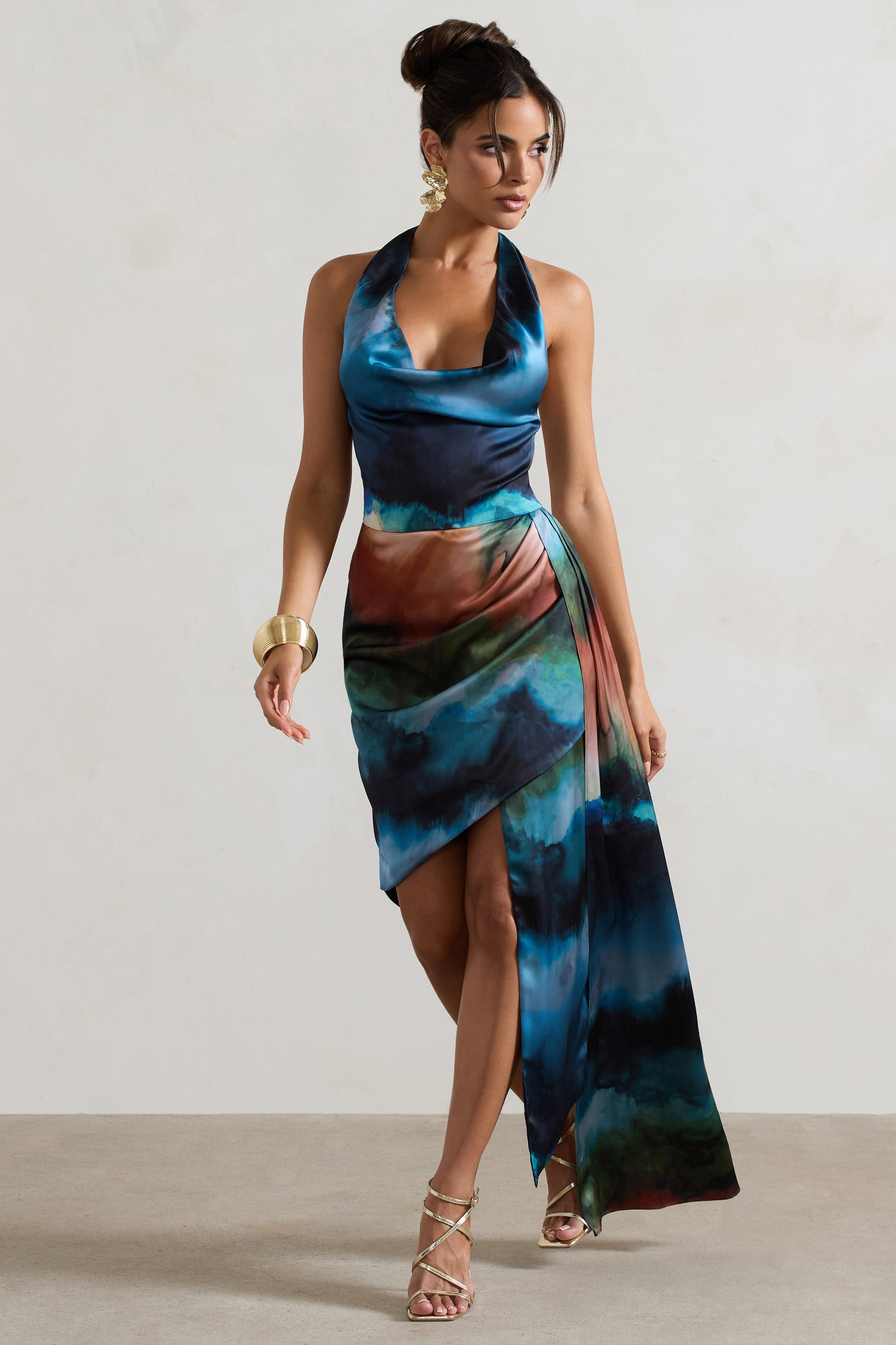 Bali | Blaues Satin-Midikleid mit verschwommenem Print und Wasserfallausschnitt
