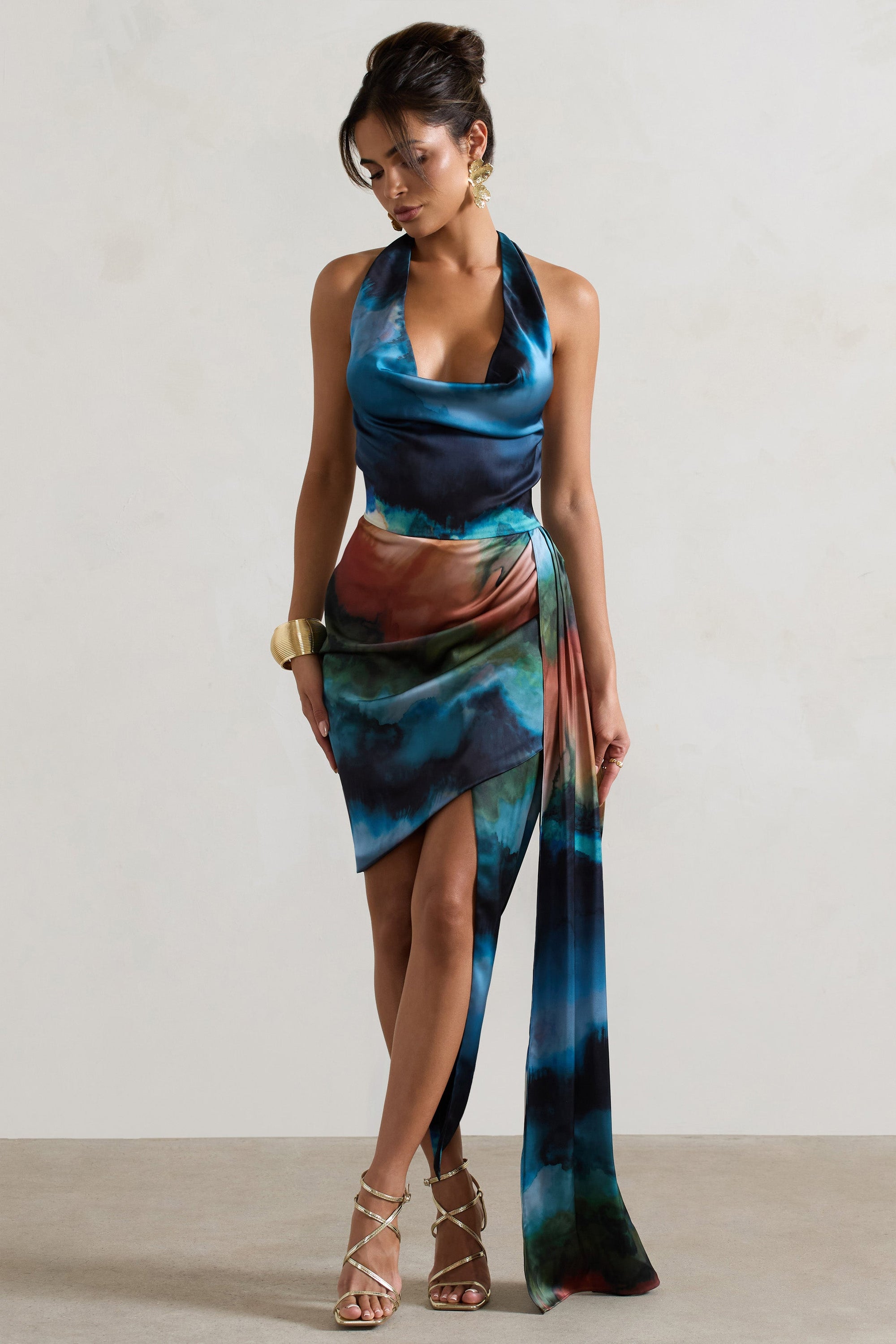 Bali | Blaues Satin-Midikleid mit verschwommenem Print und Wasserfallausschnitt