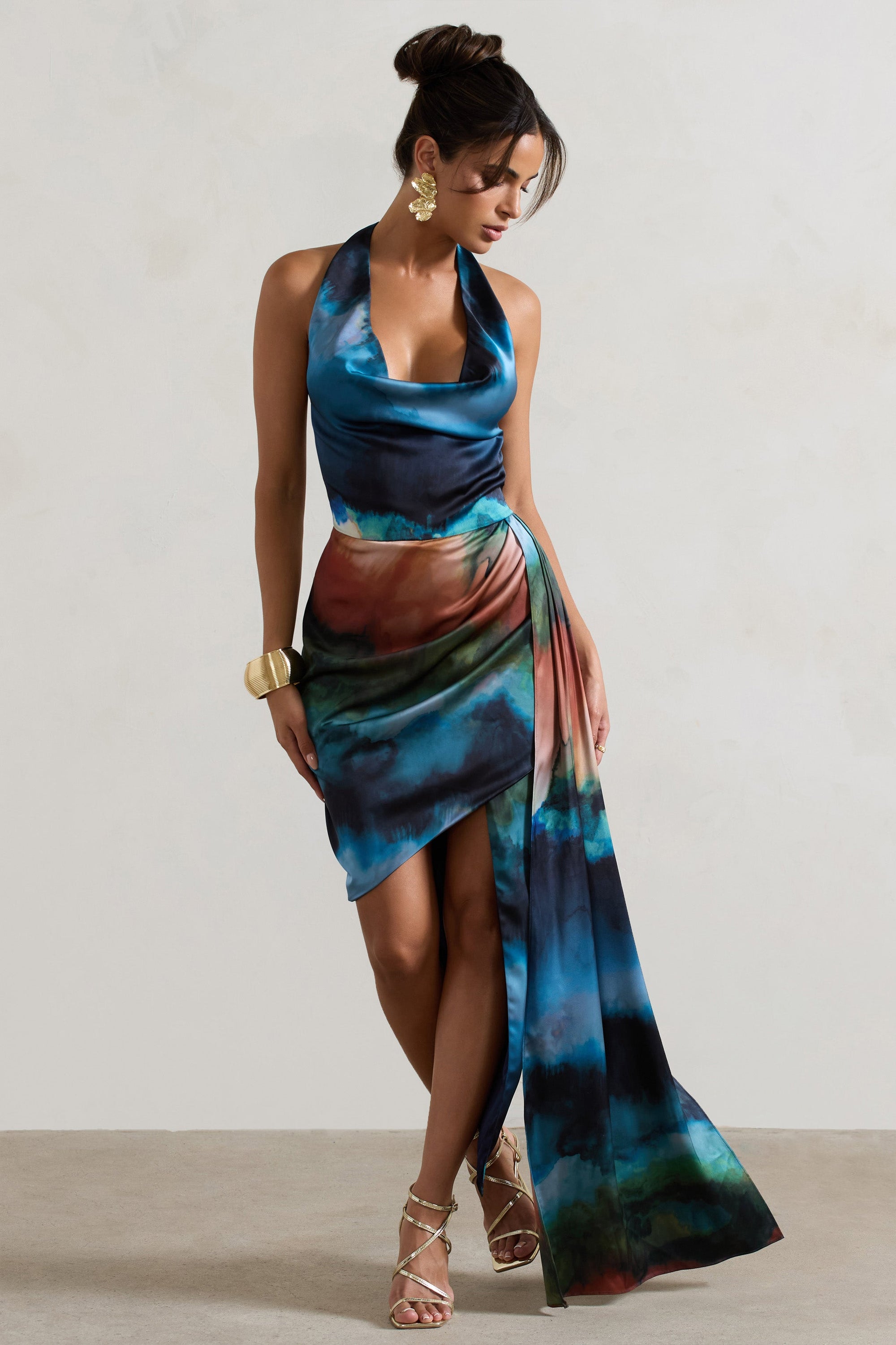 Bali | Blaues Satin-Midikleid mit verschwommenem Print und Wasserfallausschnitt