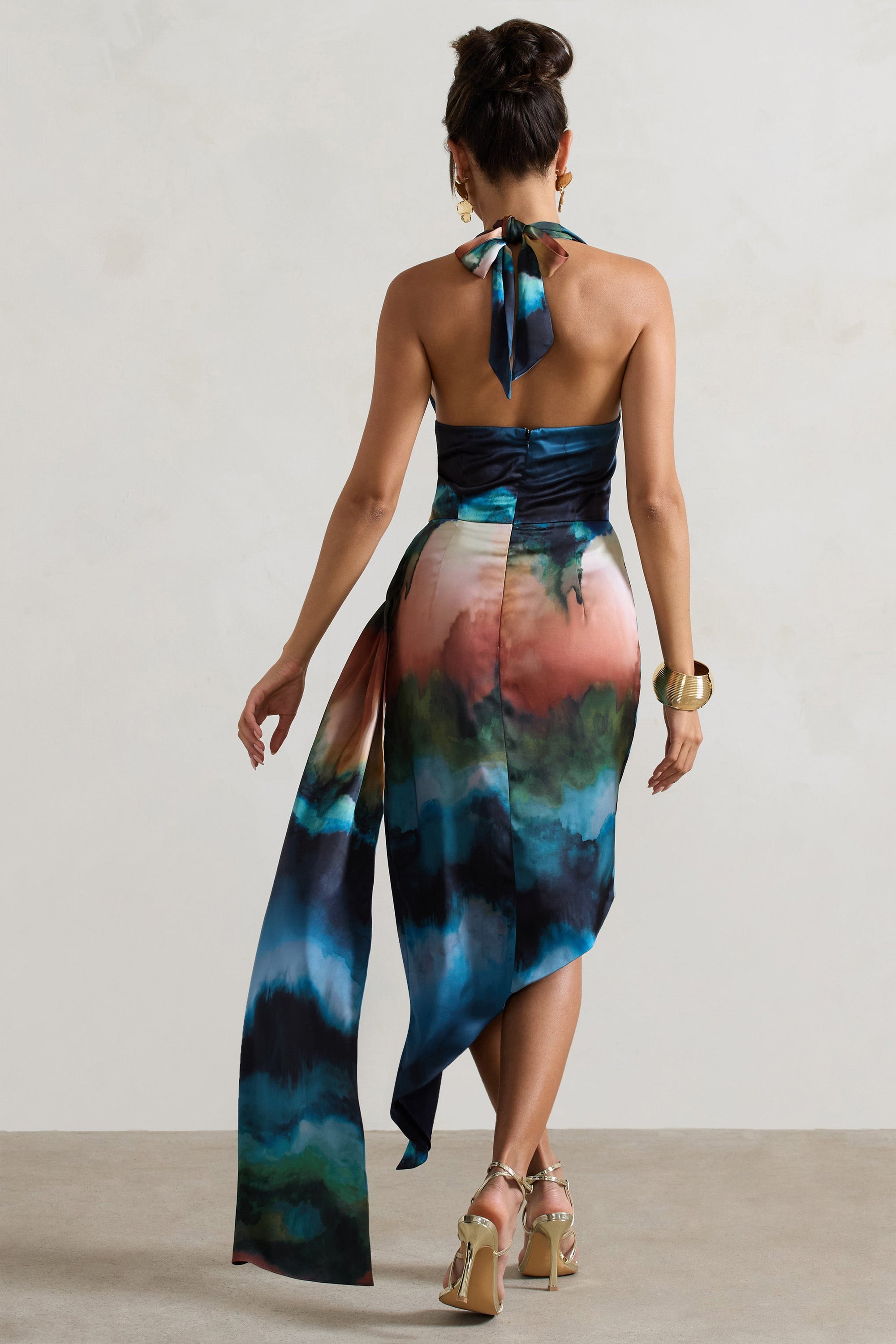 Bali | Blaues Satin-Midikleid mit verschwommenem Print und Wasserfallausschnitt