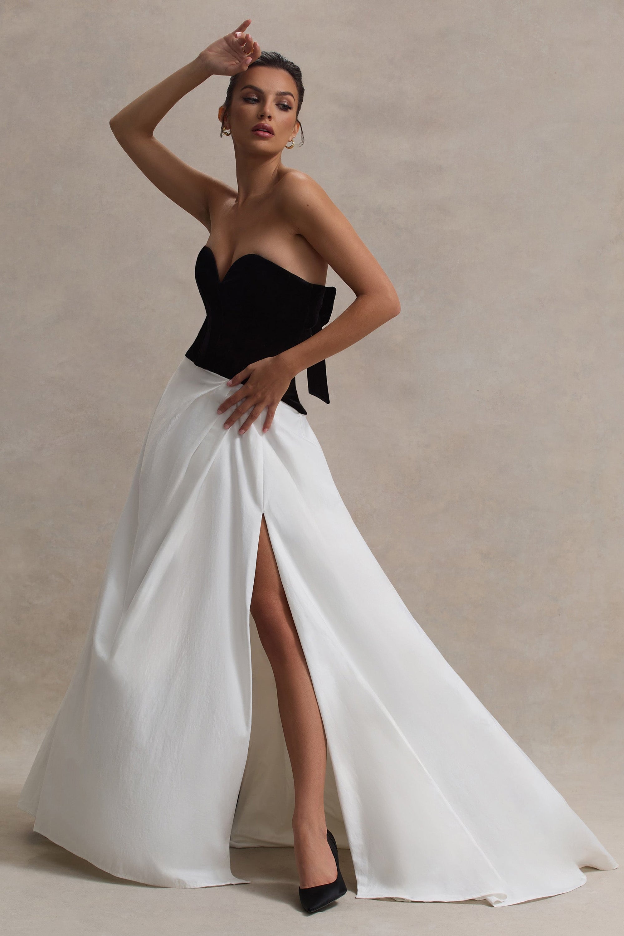 Lucienne | Schwarzes und cremefarbenes Sweetheart-Korsett-Maxikleid mit Schlitz