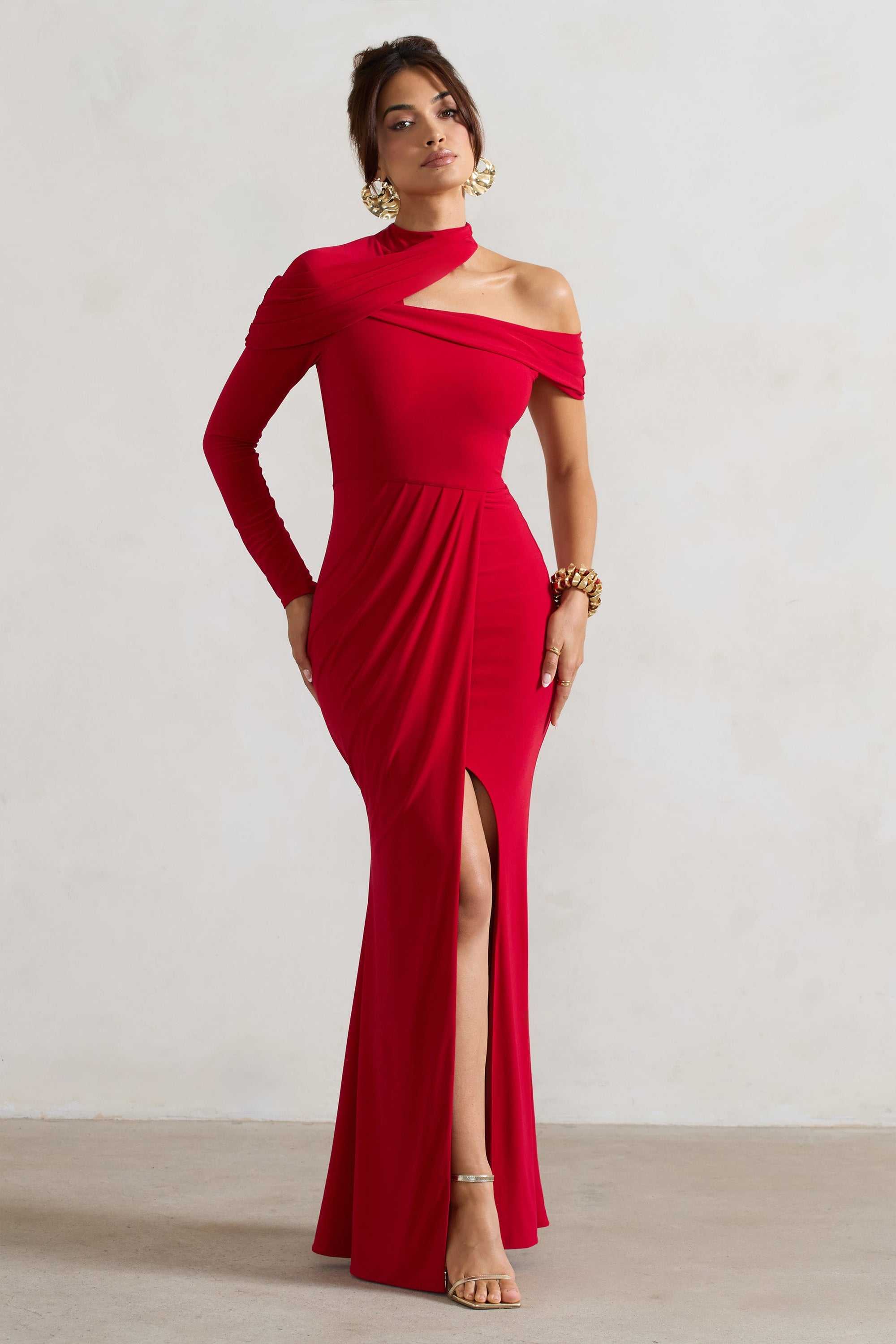 Tyla | Rotes asymmetrisches Maxi-Kleid mit hohem Kragen und Schlitz