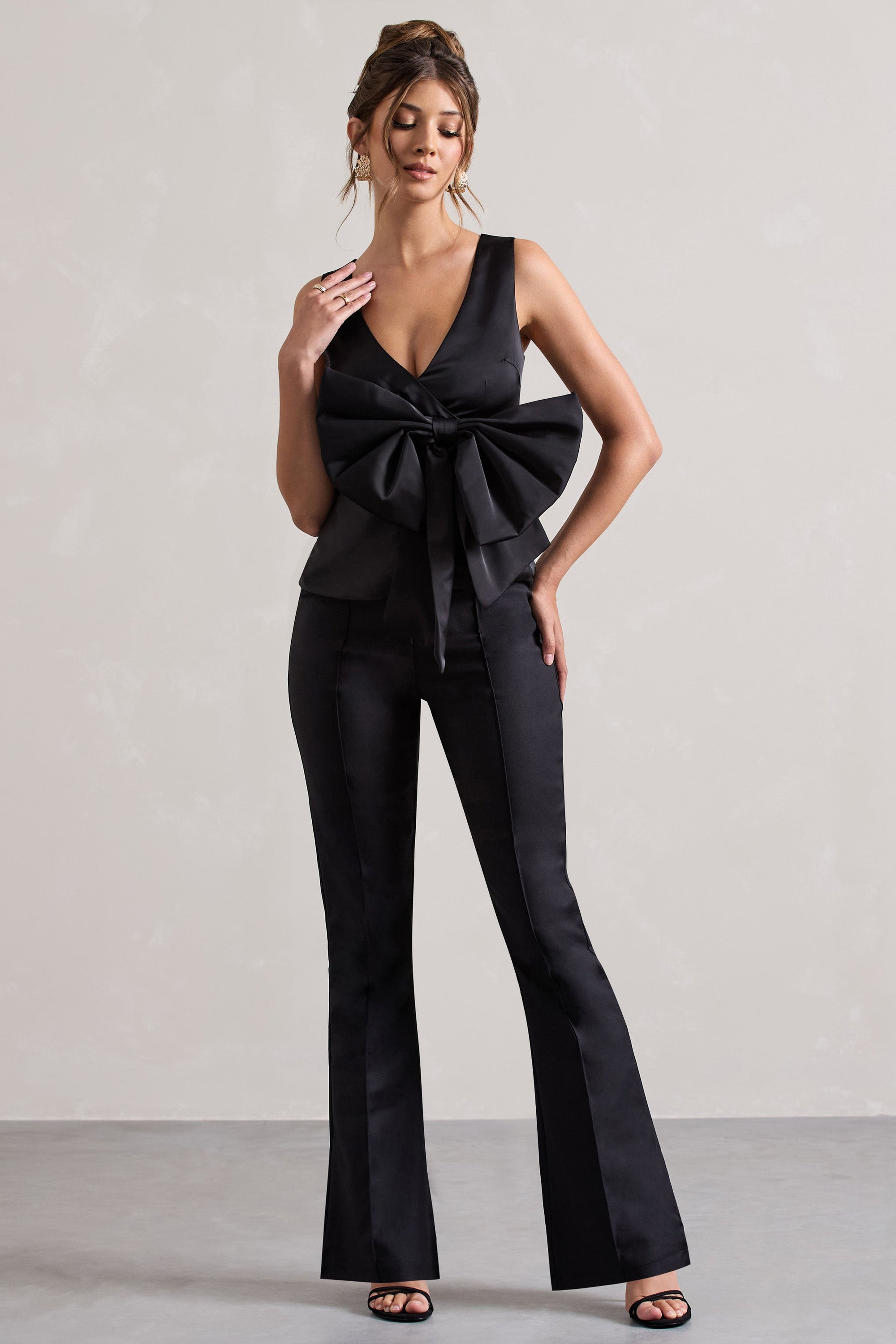 Adoration | Schwarzes Satin-Top mit tiefem V-Ausschnitt und Schleife