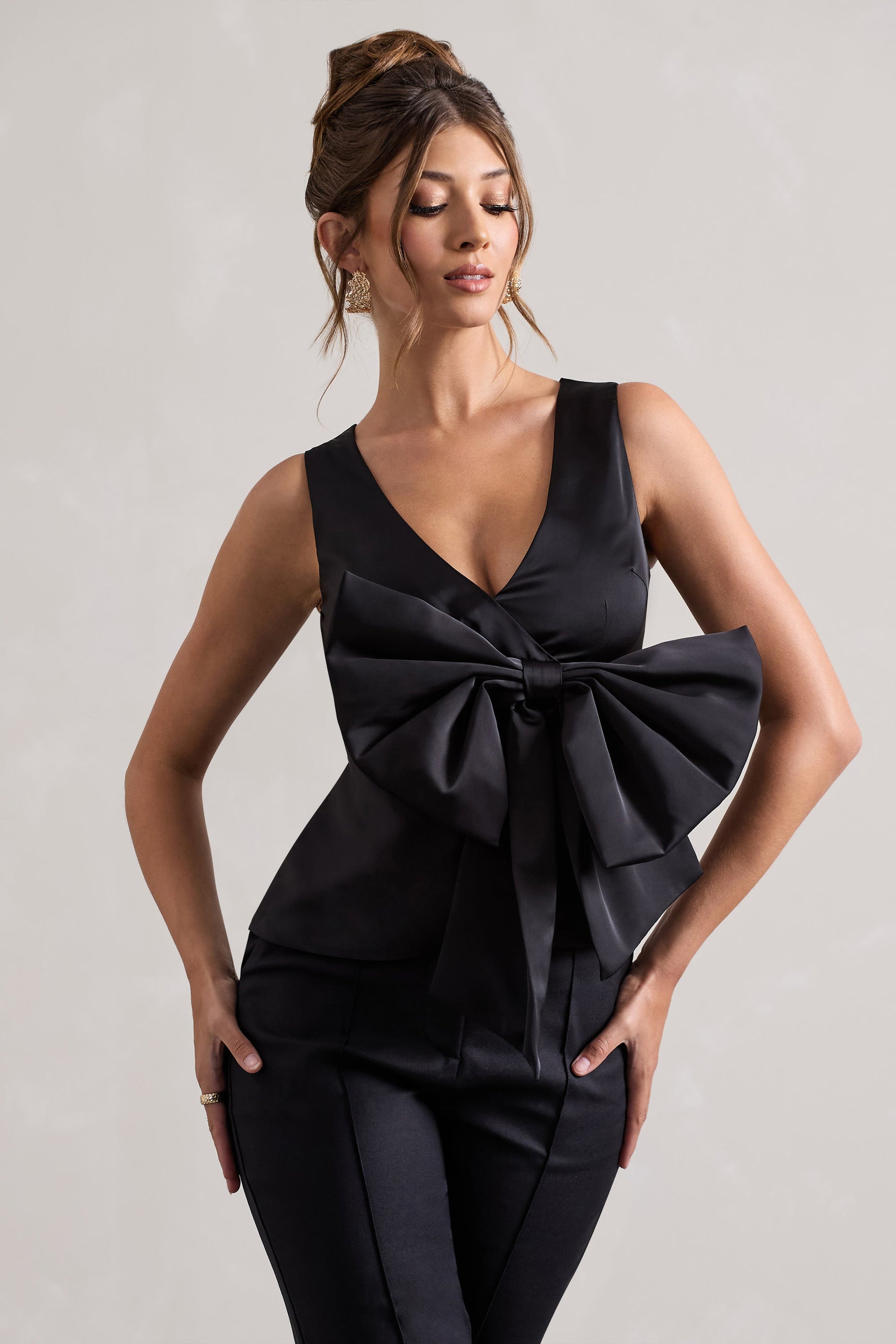 Adoration | Schwarzes Satin-Top mit tiefem V-Ausschnitt und Schleife