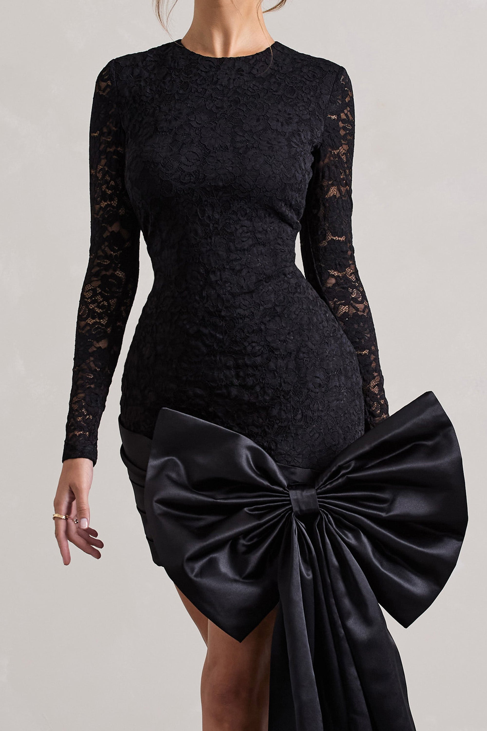Evry | Schwarzes Spitzen-Minikleid mit langen Ärmeln und übergroßer Satin-Schleife.