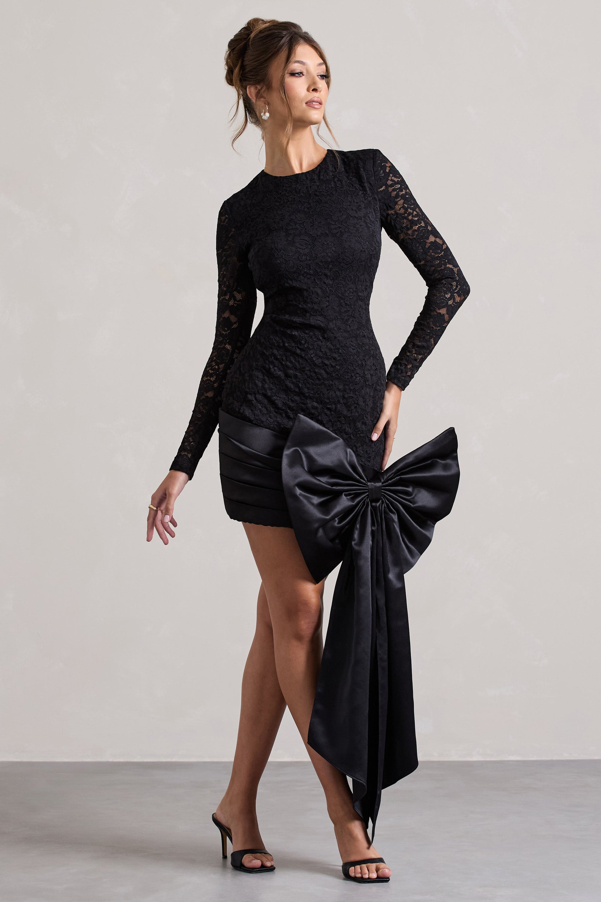 Evry | Schwarzes Spitzen-Minikleid mit langen Ärmeln und übergroßer Satin-Schleife.