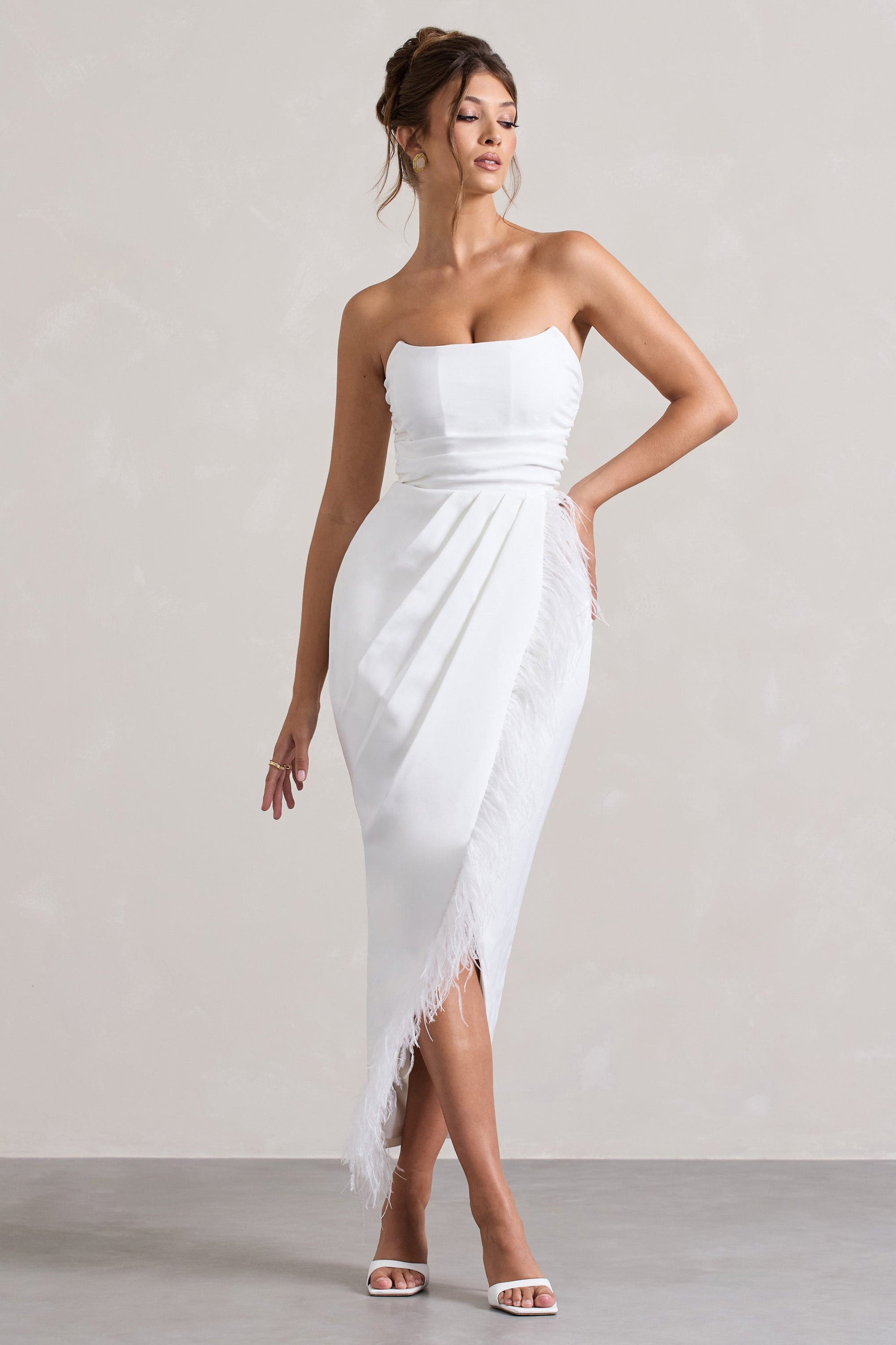 Chosen | Weißes Bandeau-Wickel-Maxikleid mit Federbesatz
