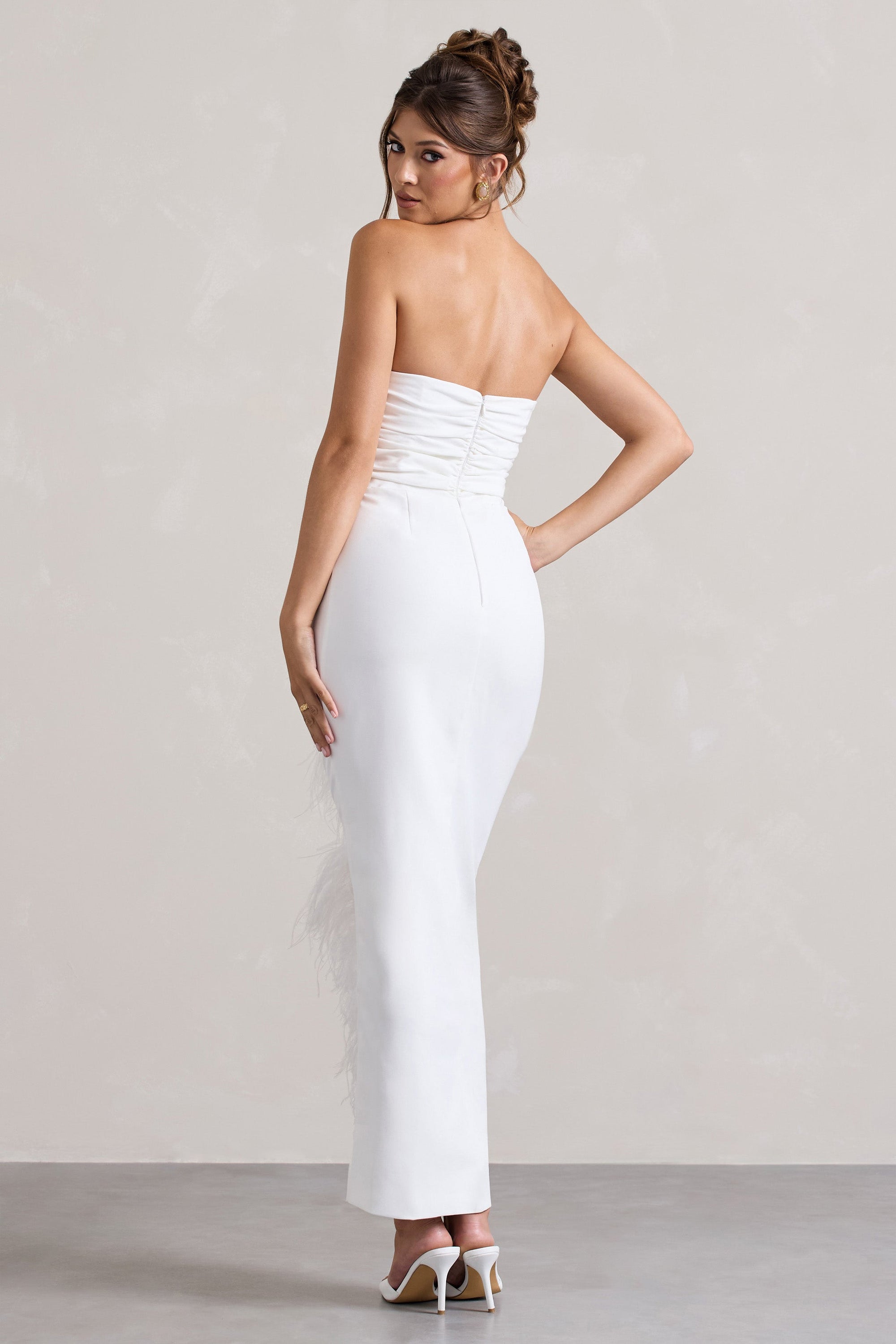 Chosen | Weißes Bandeau-Wickel-Maxikleid mit Federbesatz