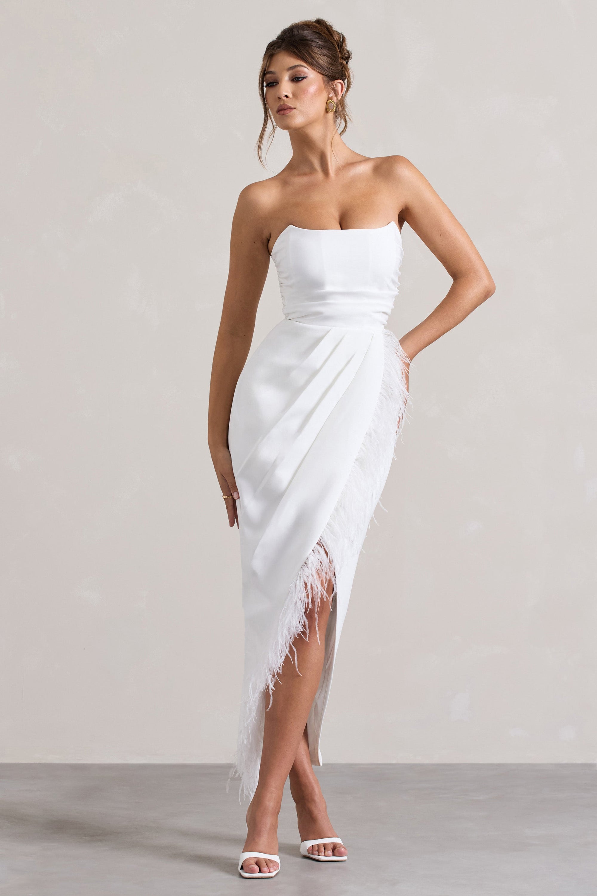 Chosen | Weißes Bandeau-Wickel-Maxikleid mit Federbesatz