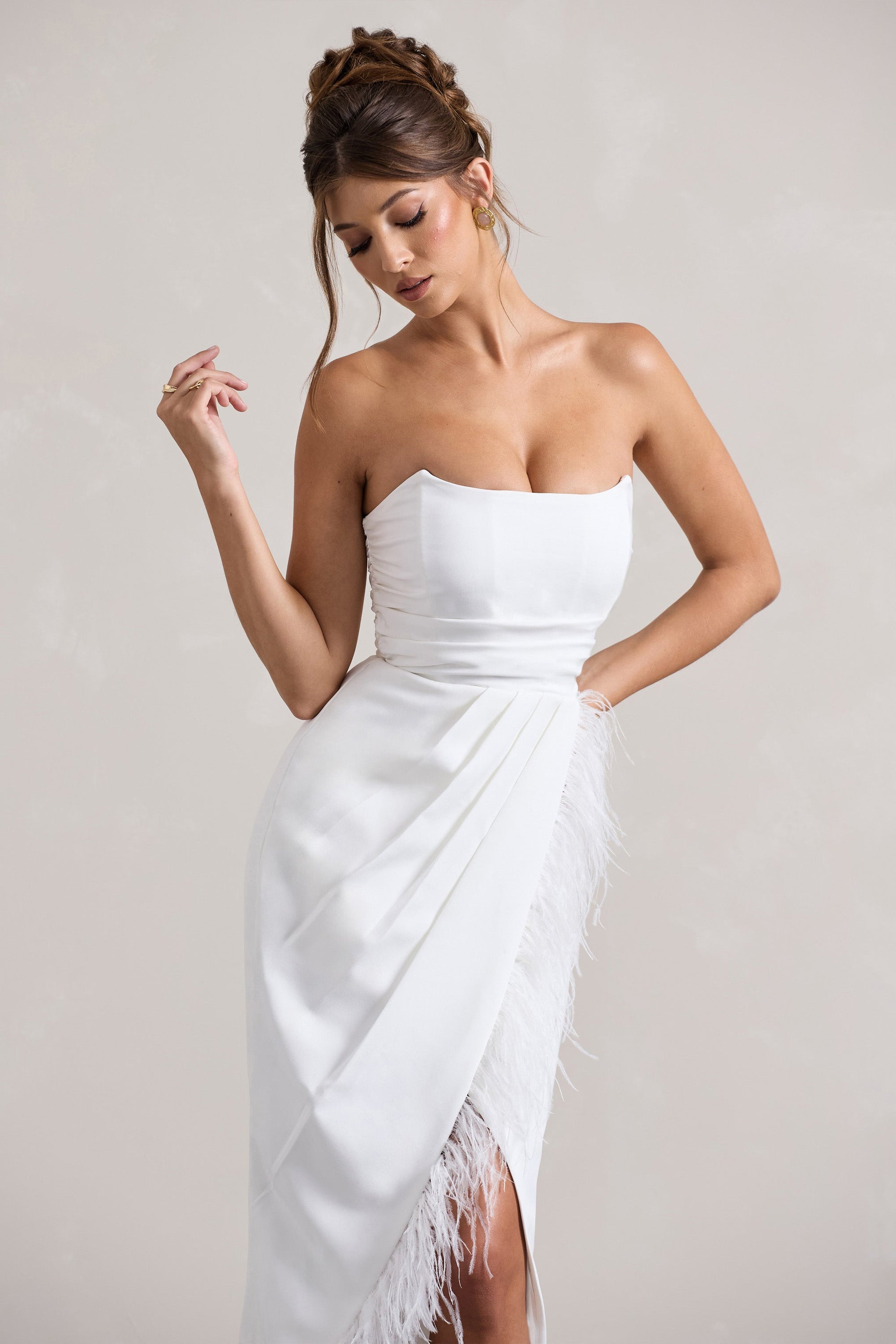 Chosen | Weißes Bandeau-Wickel-Maxikleid mit Federbesatz