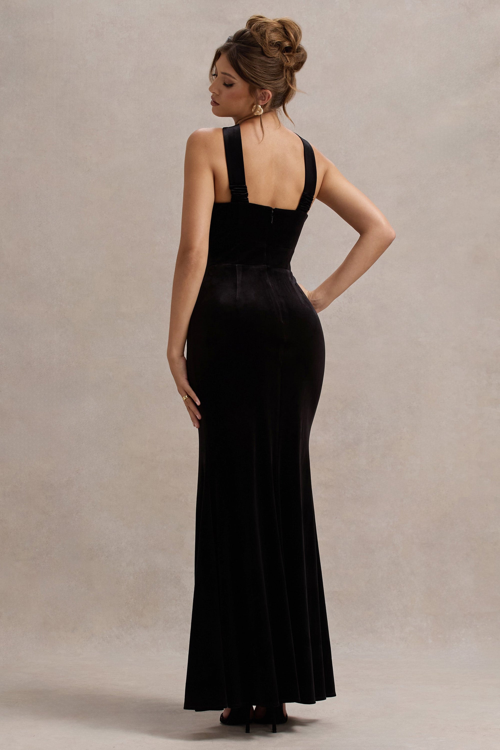 Mystery | Schwarzes Samt-Maxikleid mit tiefem Ausschnitt, Neckholder, Schlitz und Schleife.