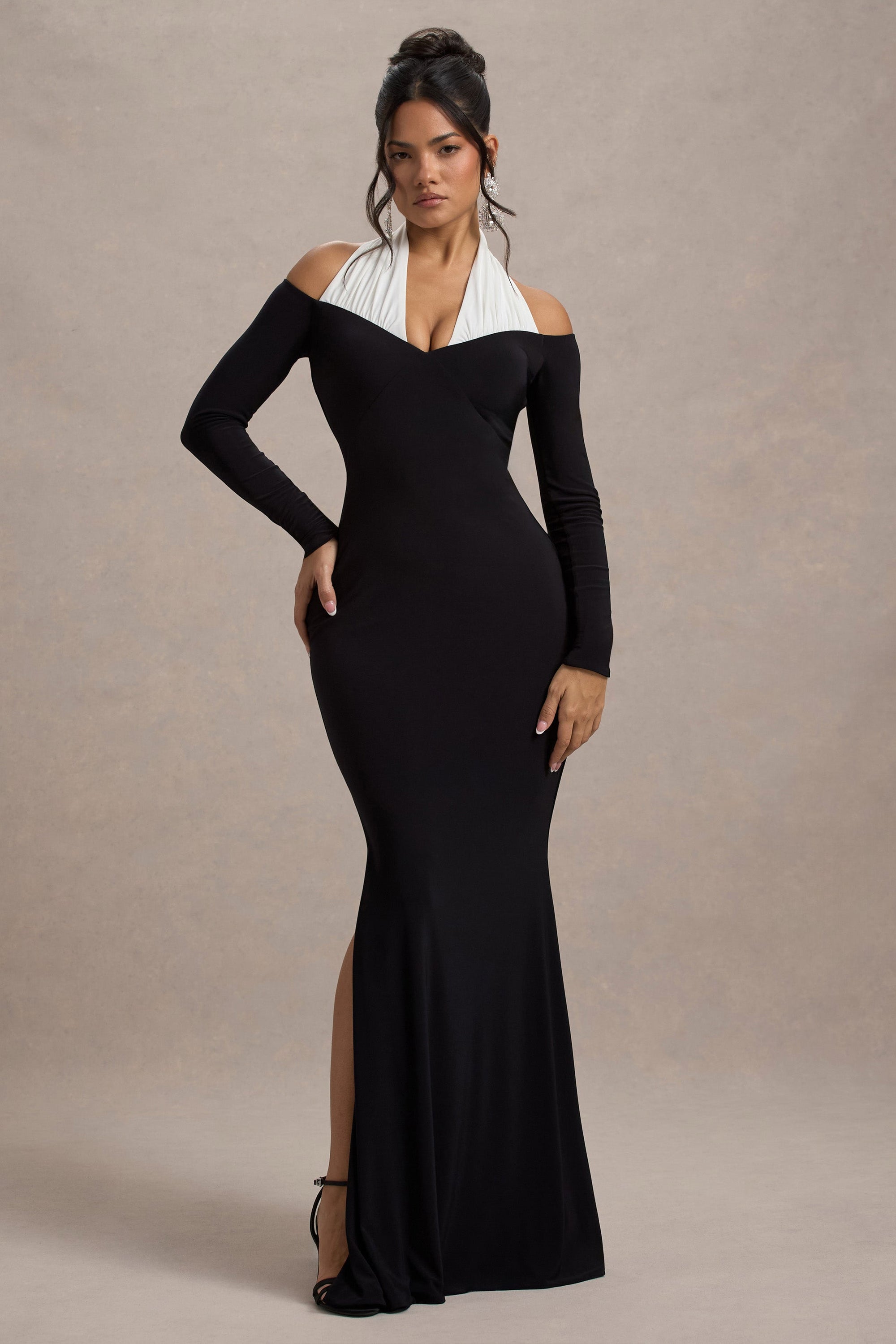 Living High | Schwarz-weißes Halterneck-Maxikleid mit Schlitz