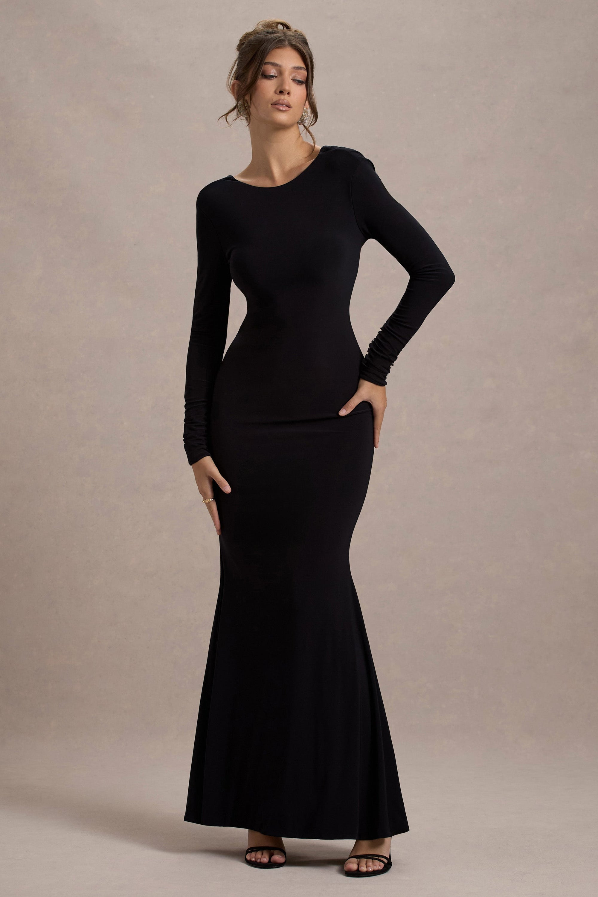 Rosalee | Schwarzes Maxikleid mit langen Ärmeln, Wasserfallrücken und Schleifendetails