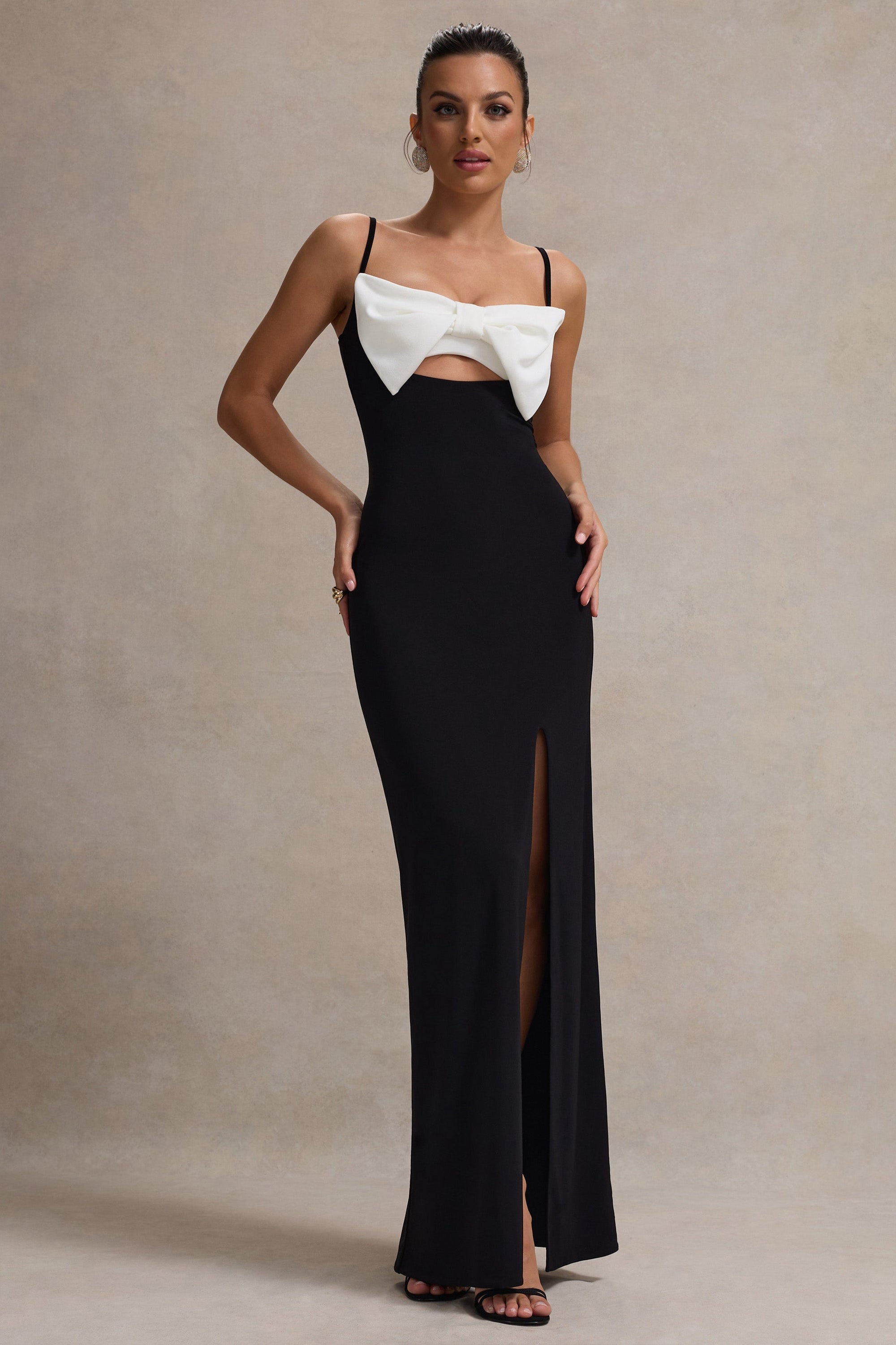 Emmalou | Schwarz-Weißes Maxikleid mit Trägern, Schlitz und Schleife