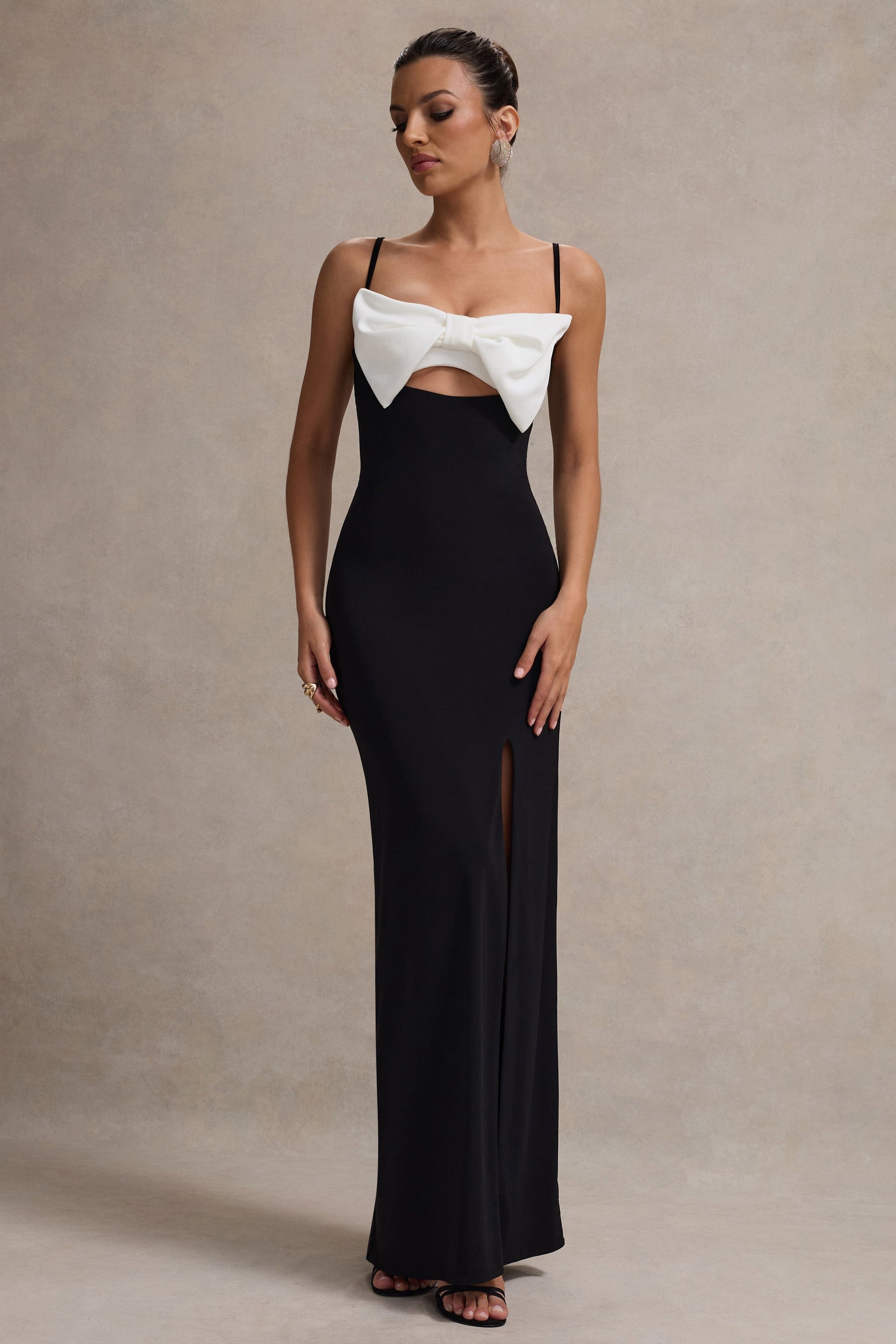 Emmalou | Schwarz-Weißes Maxikleid mit Trägern, Schlitz und Schleife
