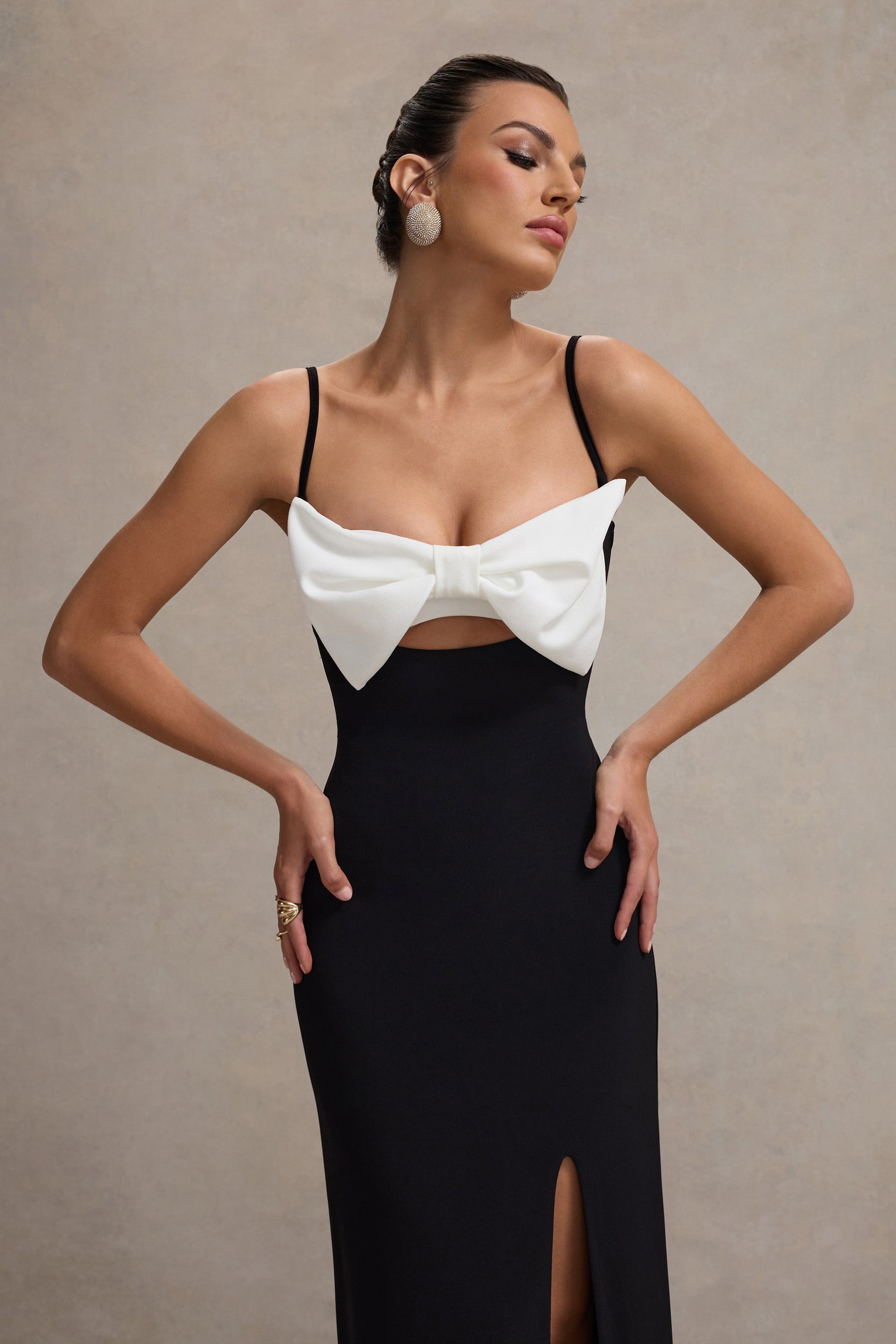 Emmalou | Schwarz-Weißes Maxikleid mit Trägern, Schlitz und Schleife