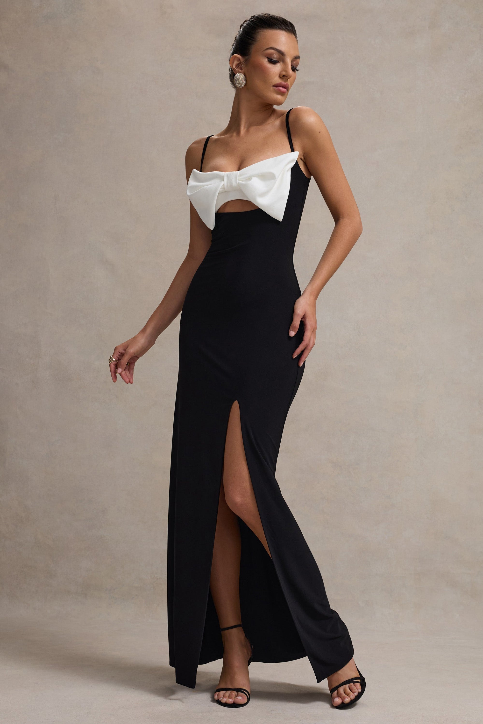 Emmalou | Schwarz-Weißes Maxikleid mit Trägern, Schlitz und Schleife
