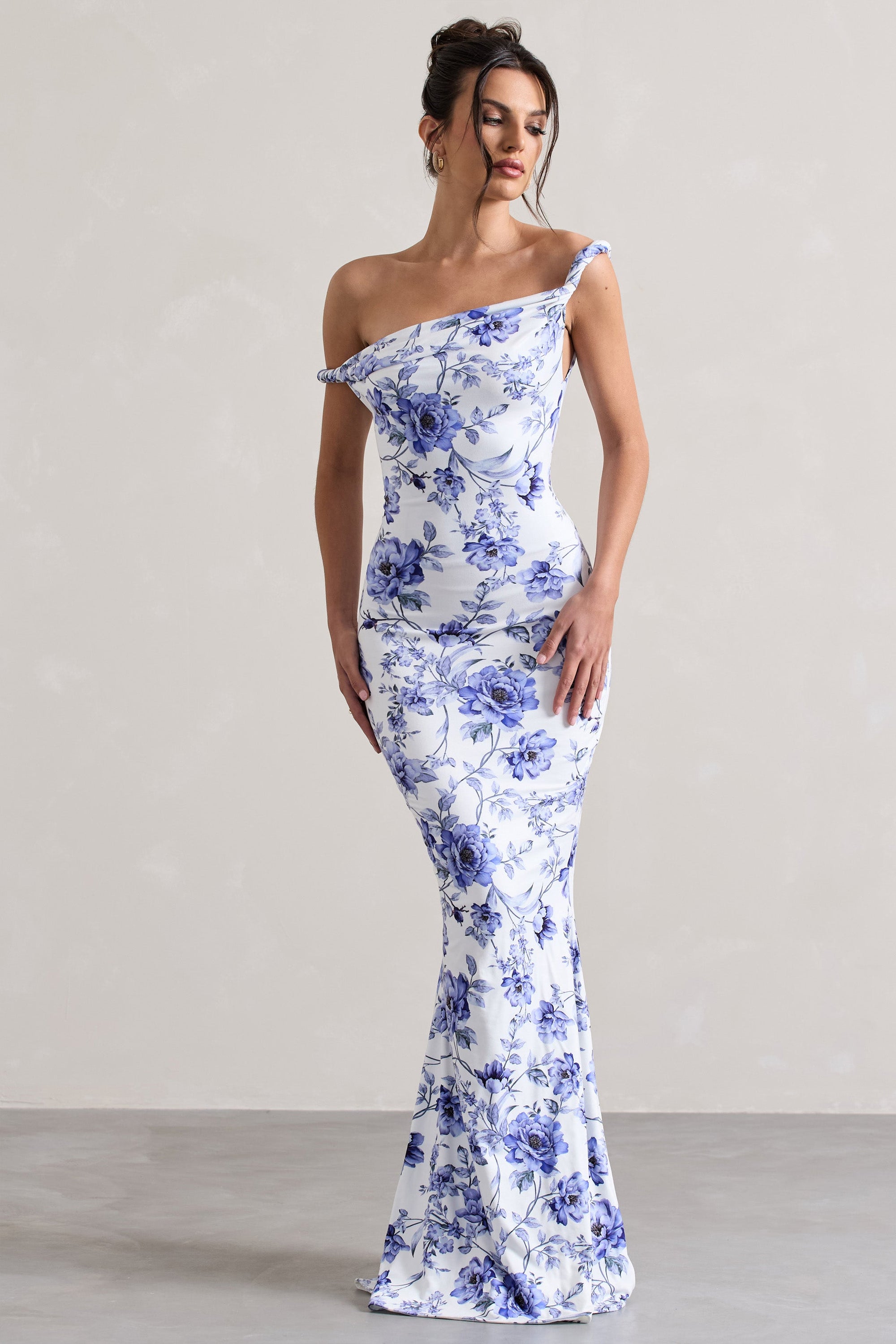 Lita | Blaues Blumenmuster-Maxikleid mit verdrehtem asymmetrischen Schnitt