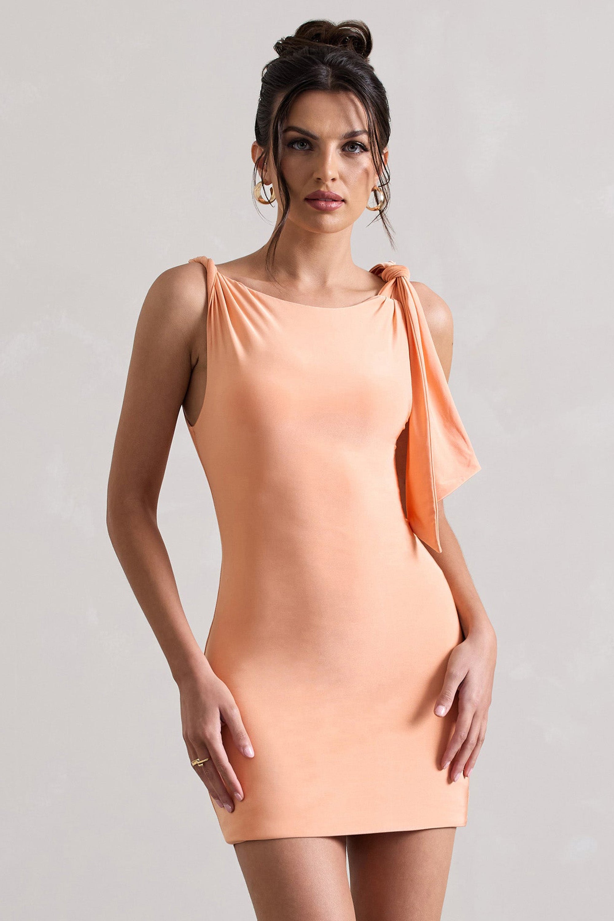 Cassie | Korallenfarbenes Minikleid mit gedrehten Trägern und Knotendetail